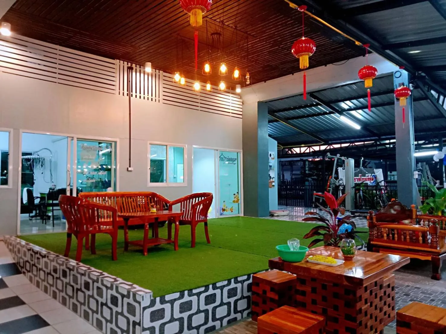 Patio in Chaiyai River Front Hotel