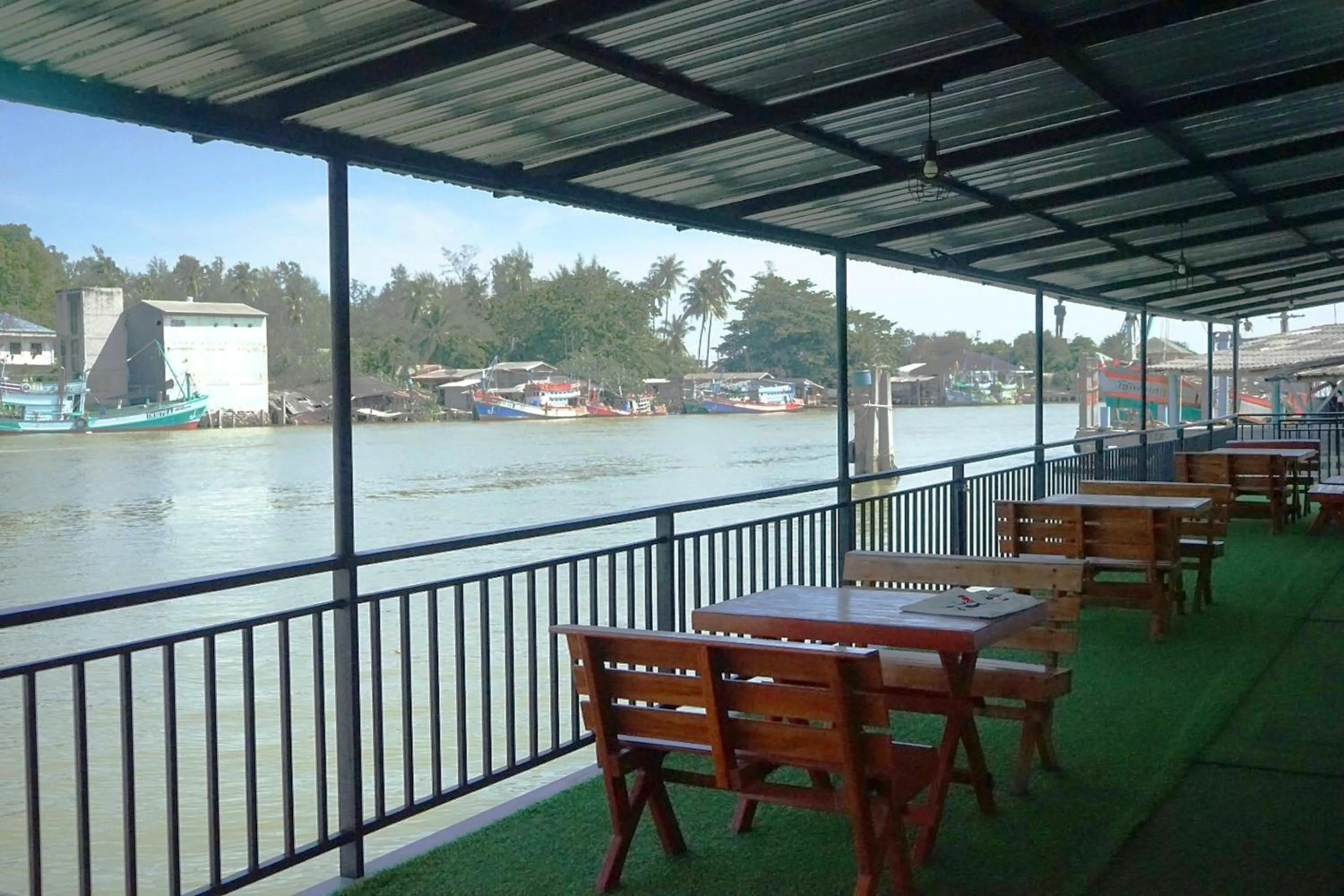 Patio in Chaiyai River Front Hotel