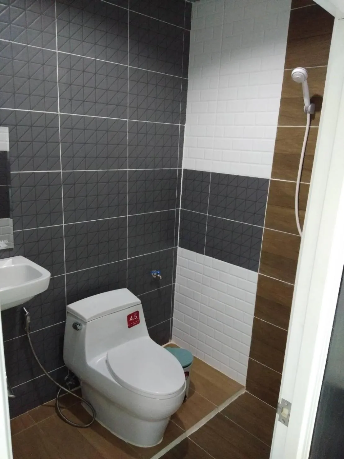 Toilet in Chaiyai River Front Hotel