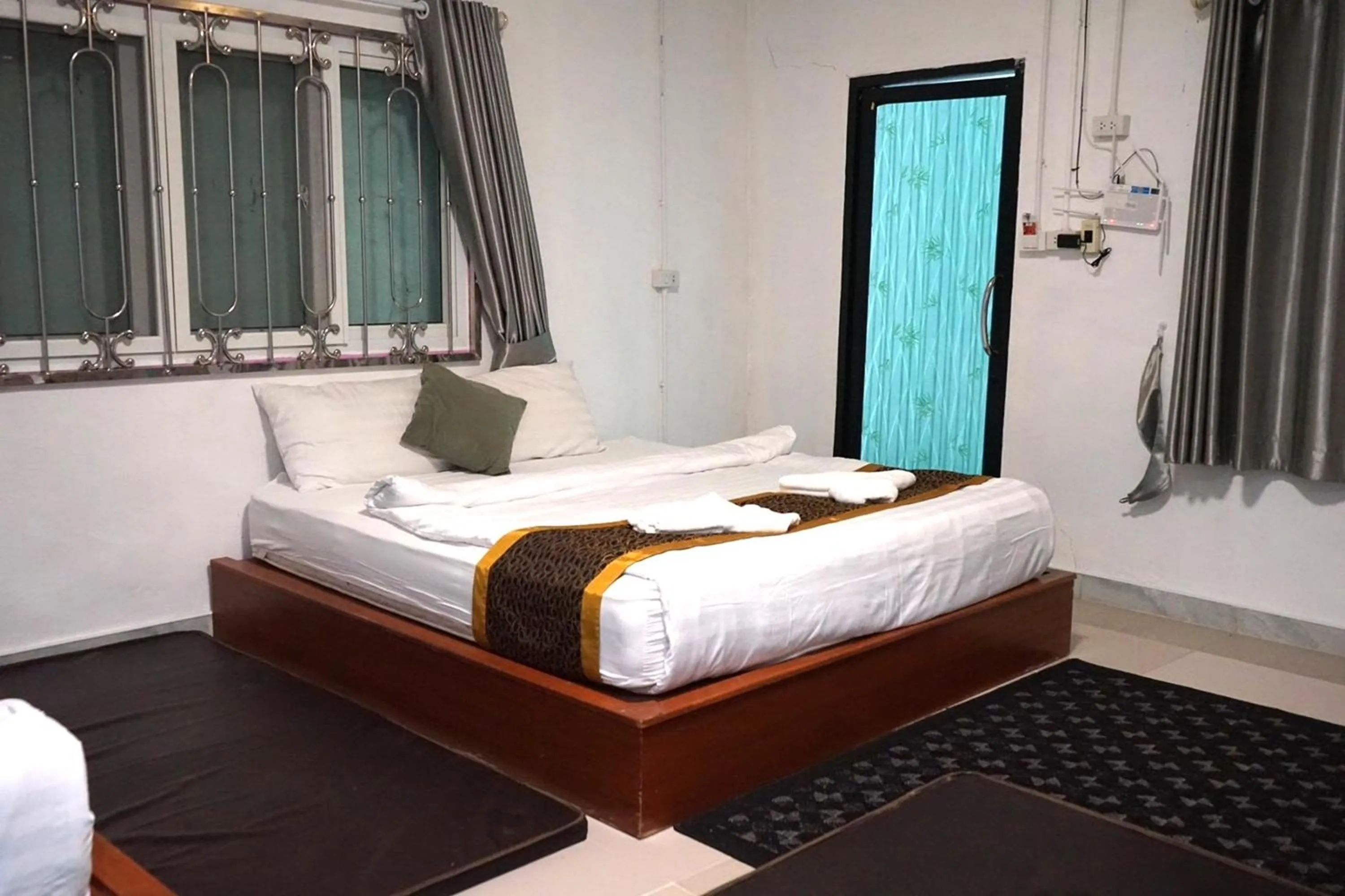 Bed in Chaiyai River Front Hotel