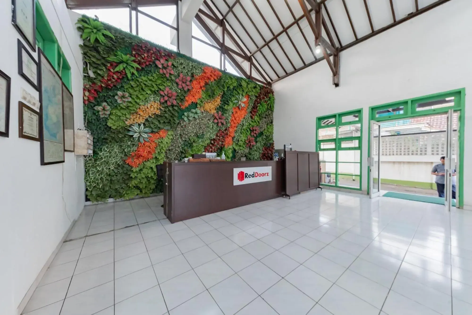 Property building in RedDoorz @ Jalan R.E. Martadinata Sukabumi Property building in RedDoorz @ Jalan R.E. Martadinata Sukabumi