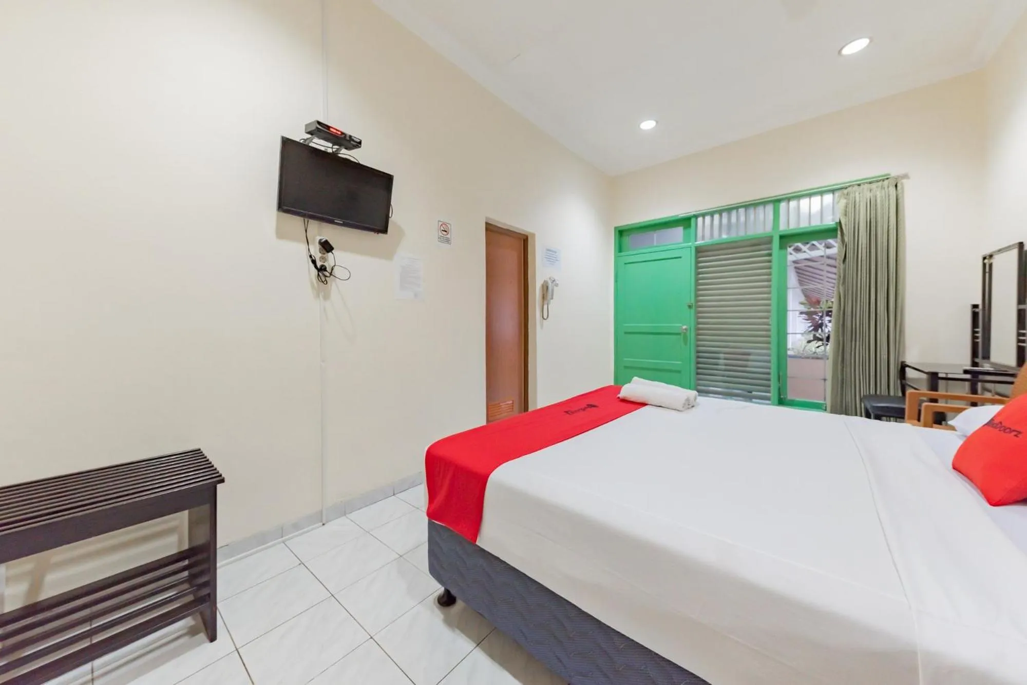 Bed in RedDoorz @ Jalan R.E. Martadinata Sukabumi