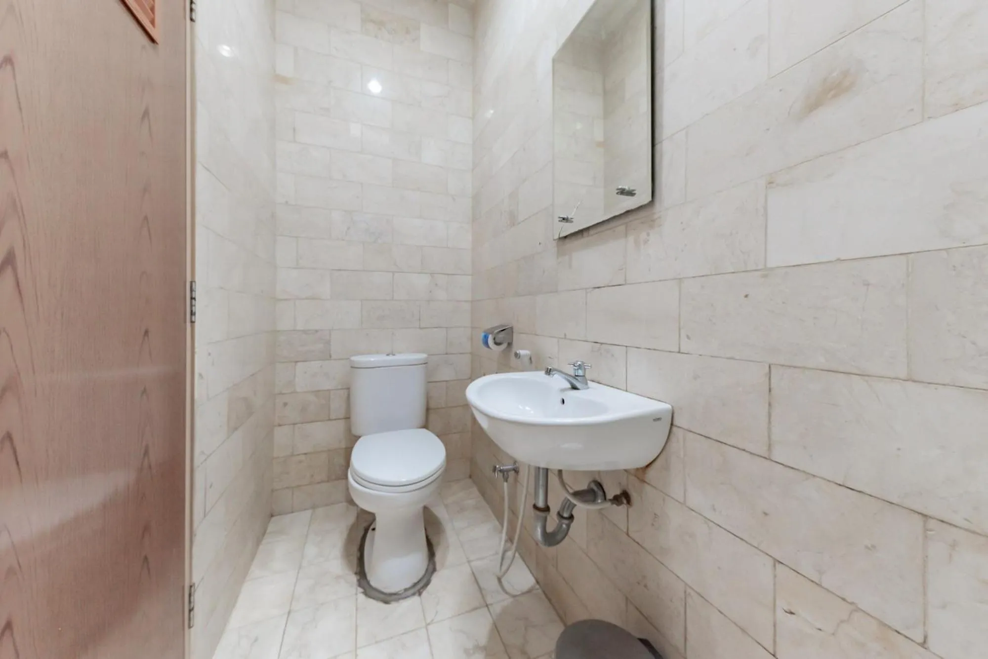 Bathroom in RedDoorz @ Jalan R.E. Martadinata Sukabumi