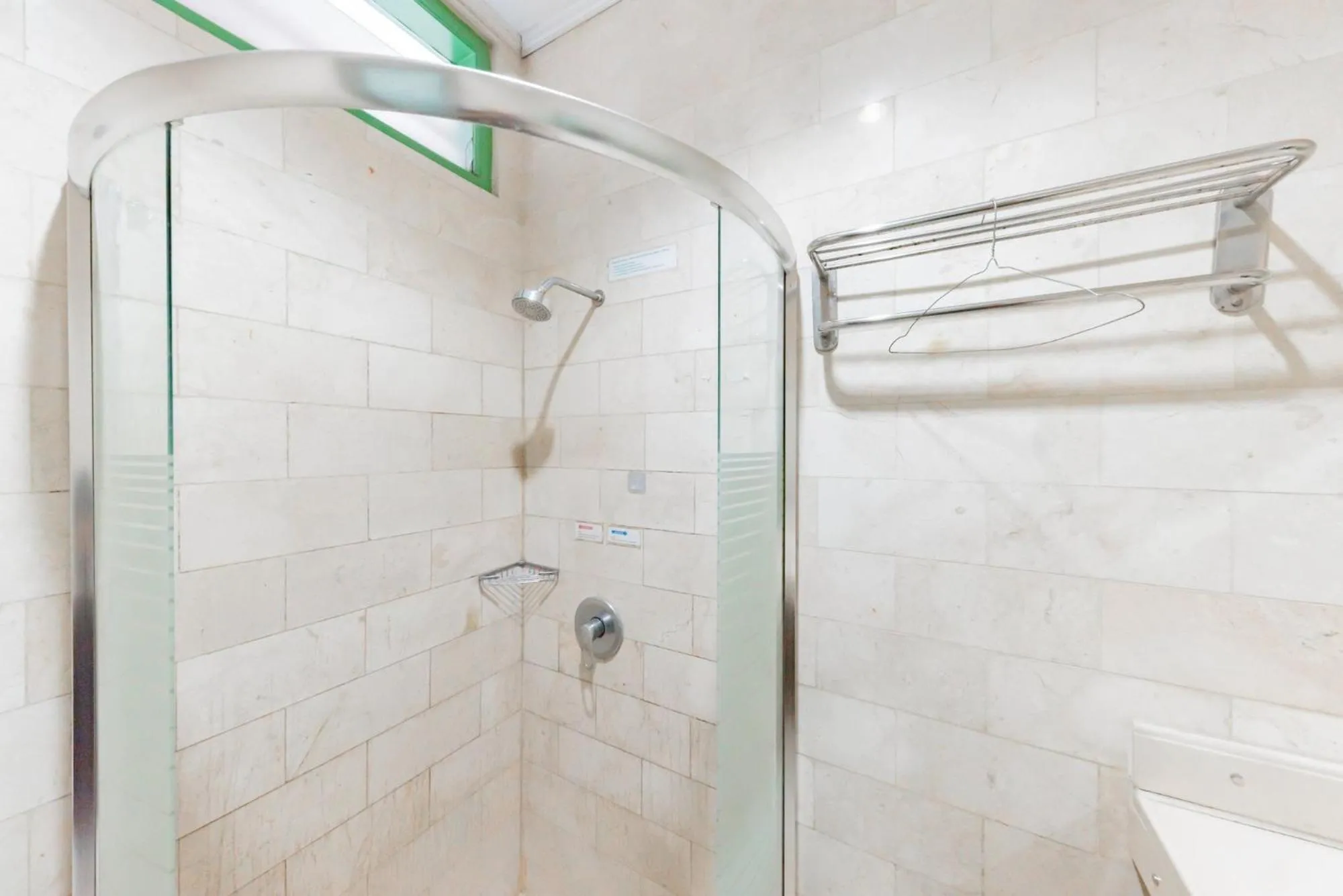 Shower in RedDoorz @ Jalan R.E. Martadinata Sukabumi