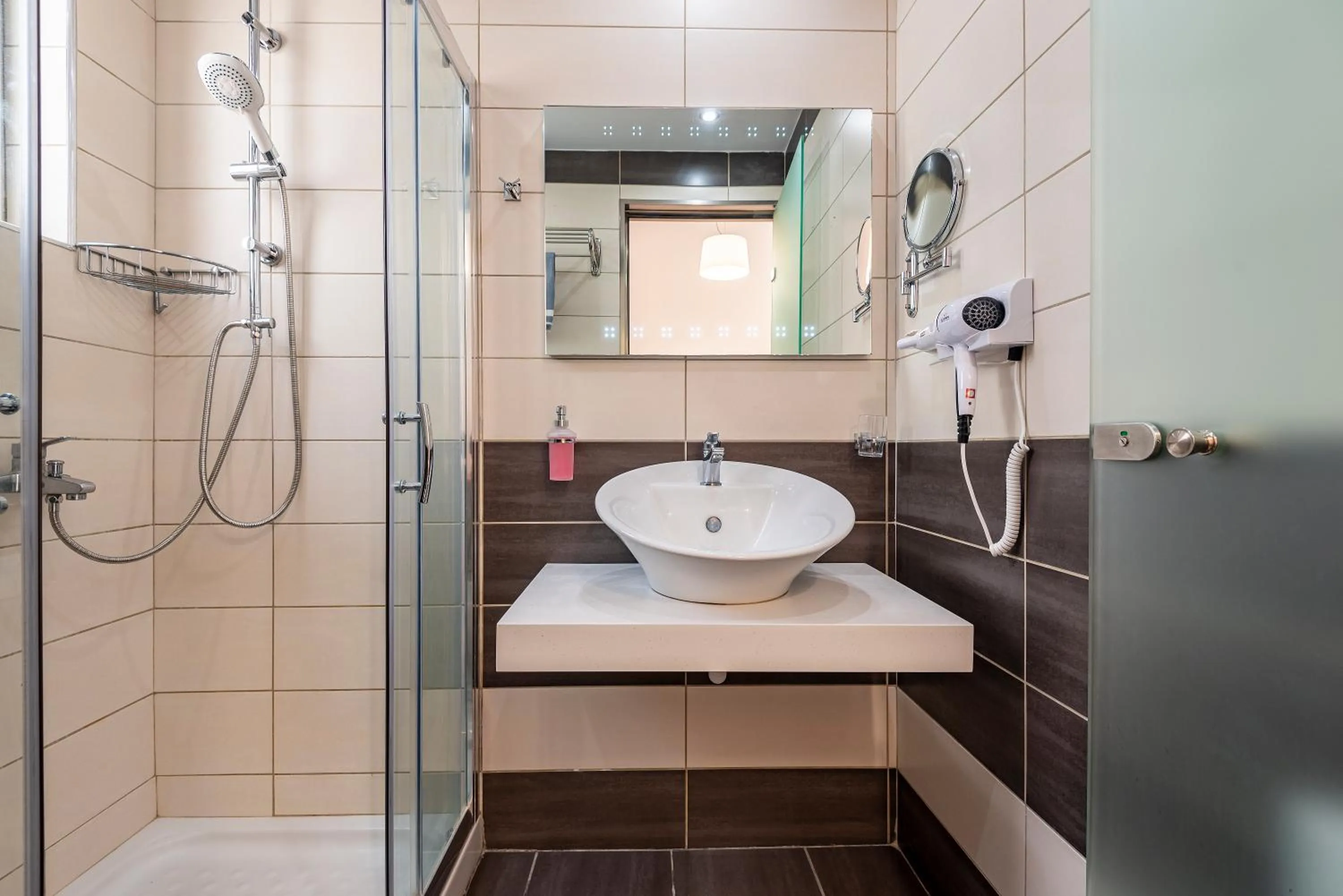 Shower in Cirillo Family Hotel-Christinas Studios