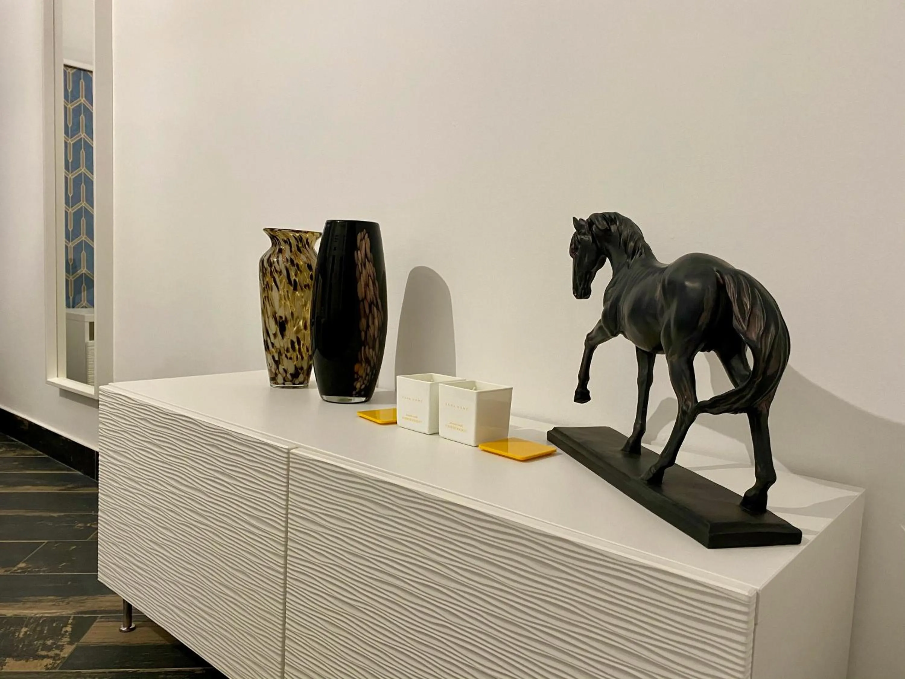 Decorative detail in Gatto Bianco Le Mura