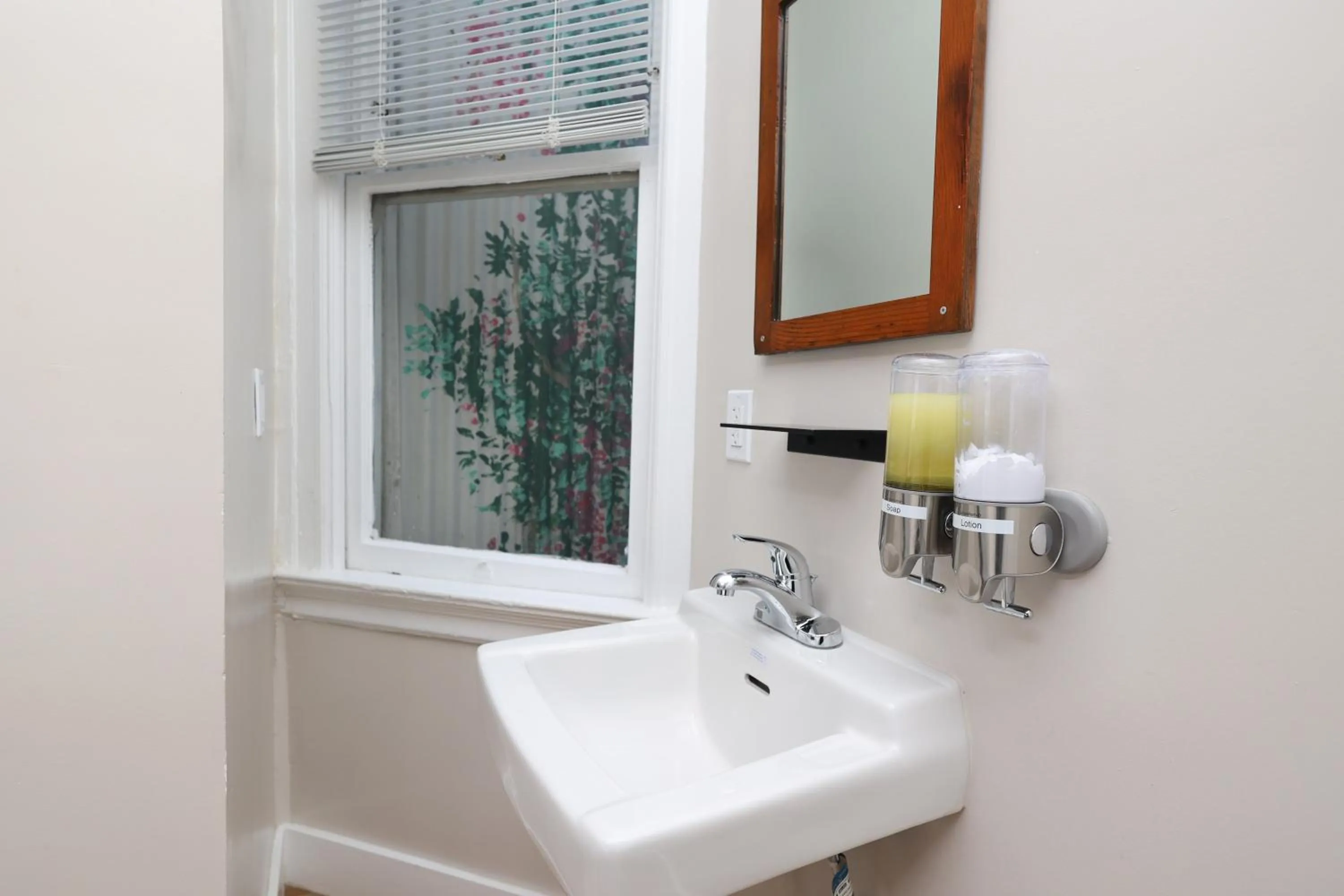 Bedroom in San Remo Hotel