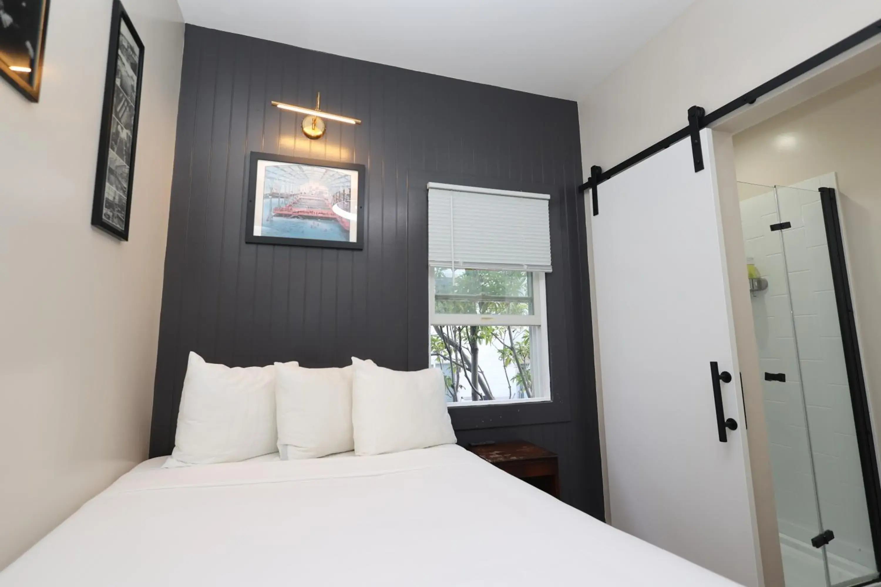 Standard Queen Room in San Remo Hotel Standard Queen Room in San Remo Hotel