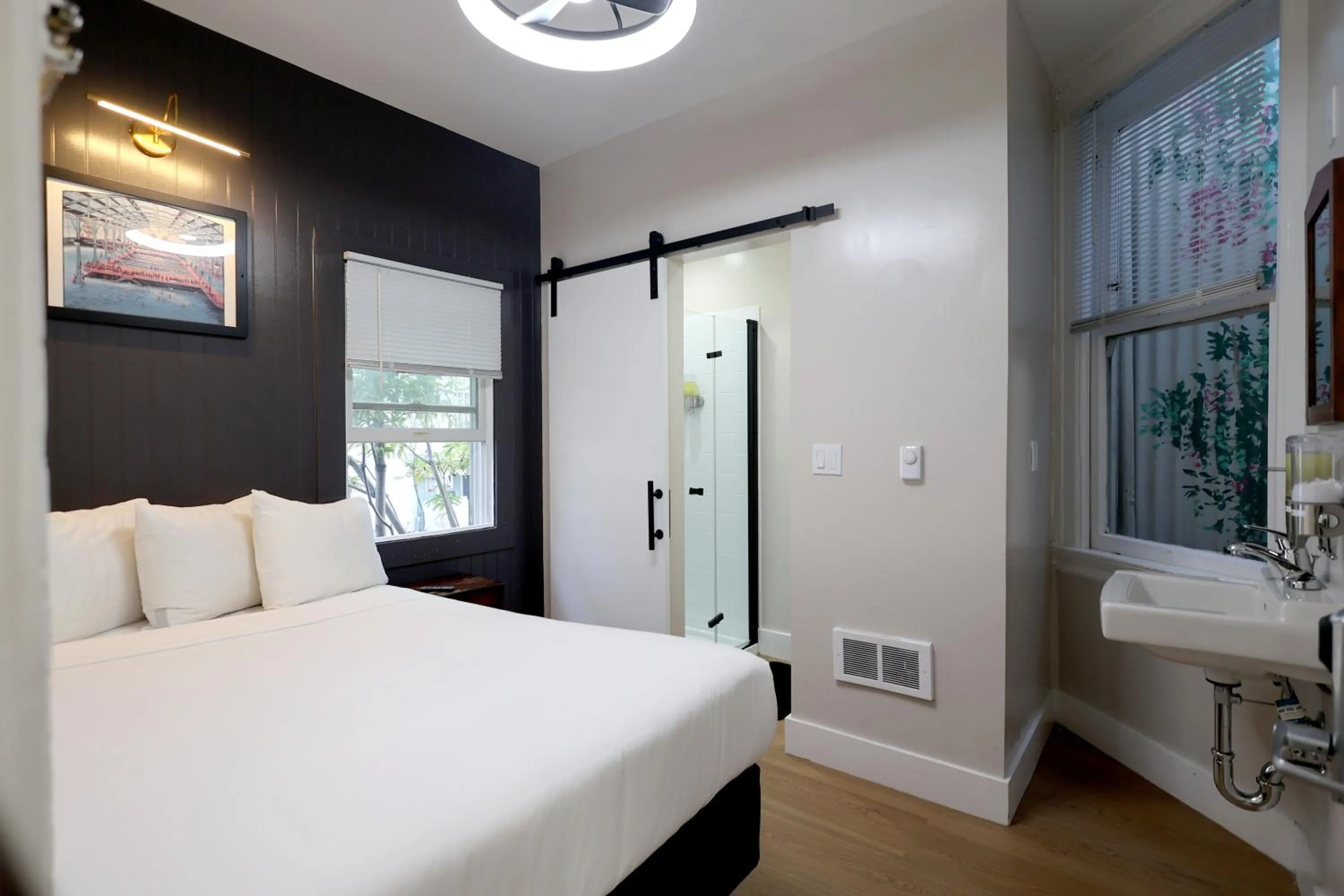 Bedroom, Bed in San Remo Hotel