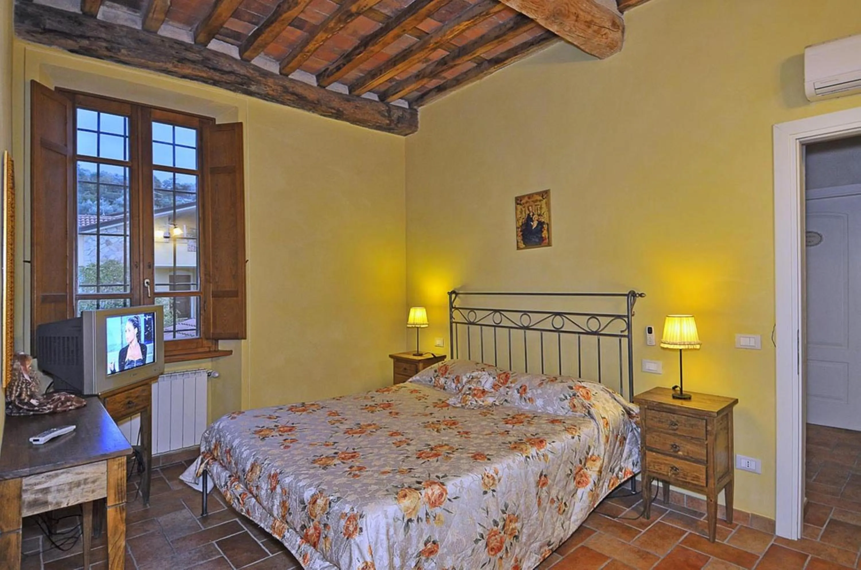 Photo of the whole room, Bed in Le Ginestre B & B