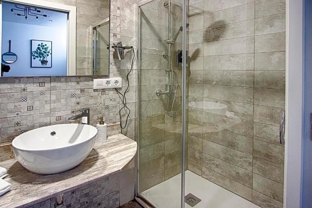 Shower in Apartamentos Gladiador