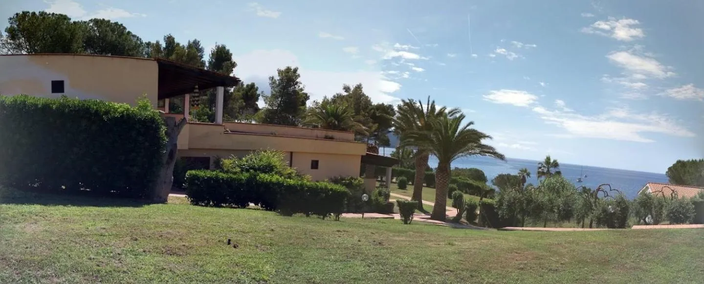 Property building in Casa Del Golfo