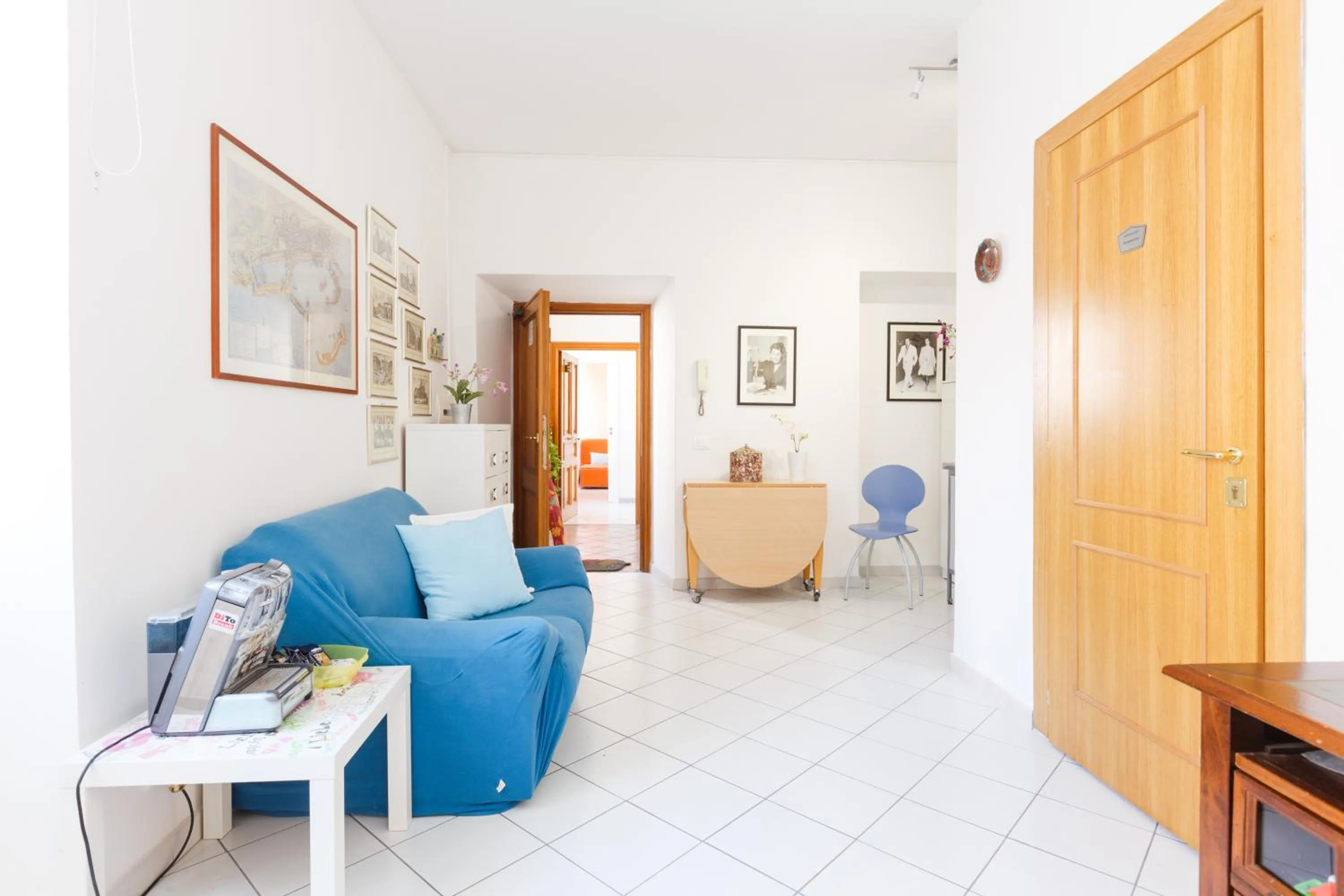 Communal lounge/ TV room in B&B Piazza Fratti