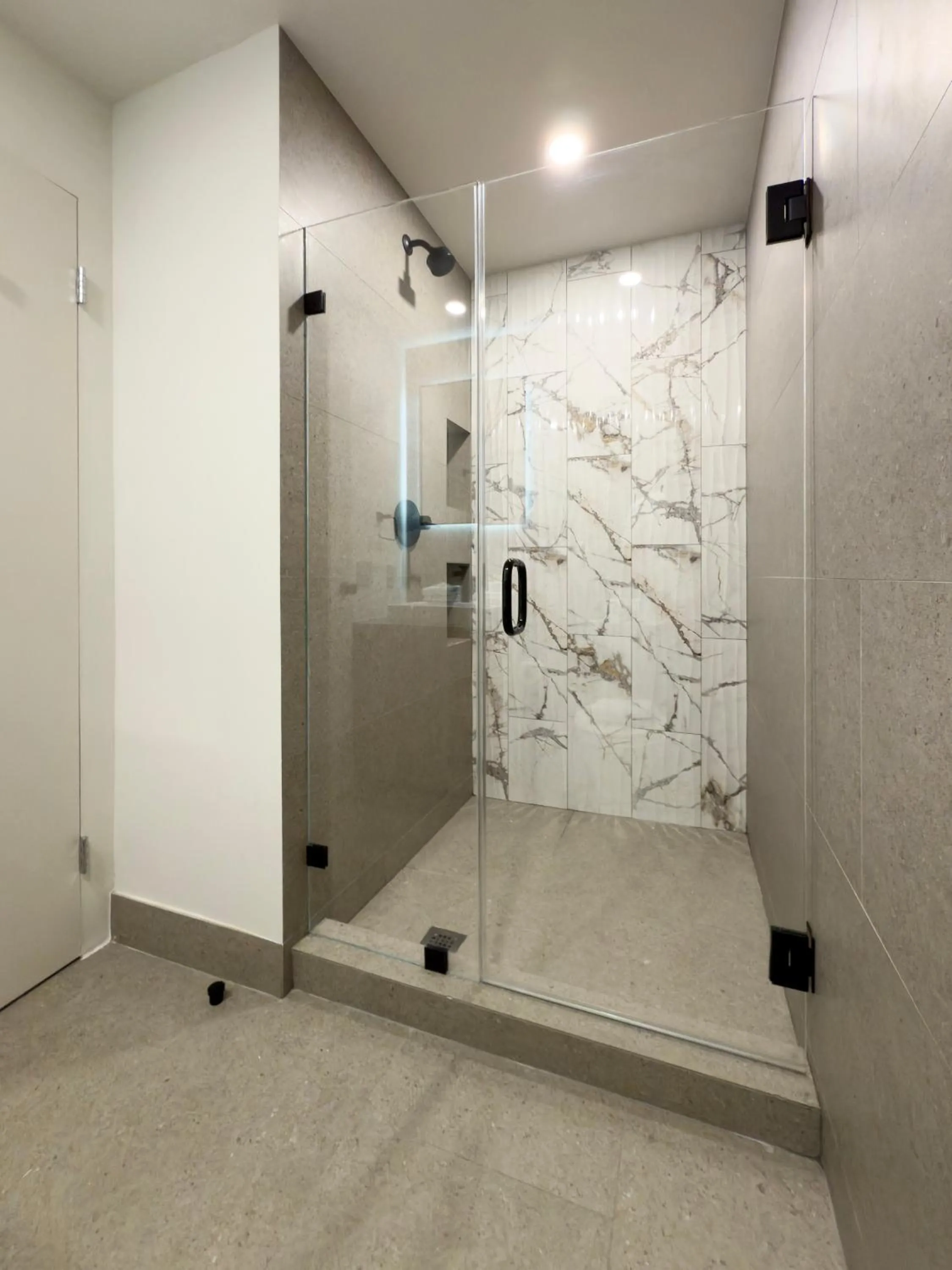 Shower in Sobe Apartments