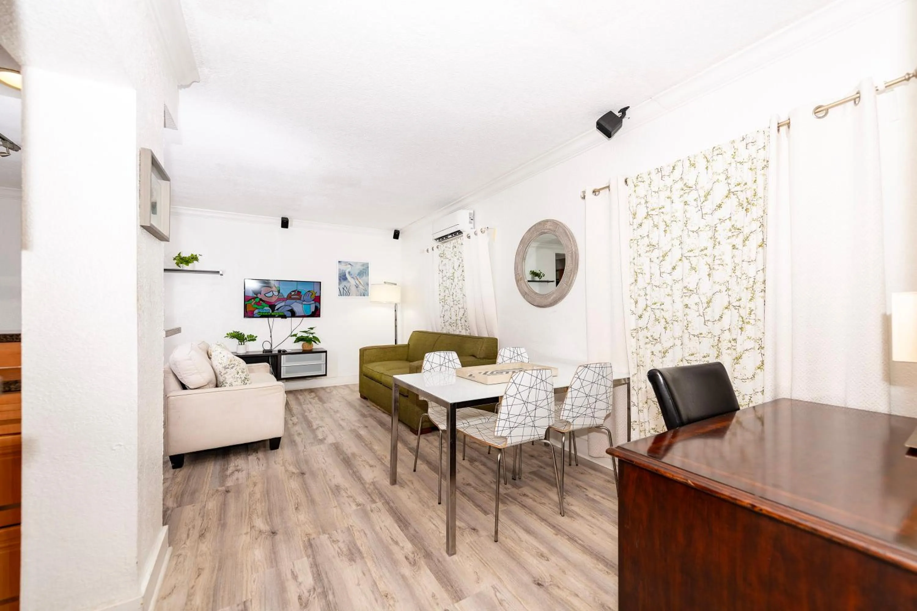 Dining area in Sofi Beach Apartments