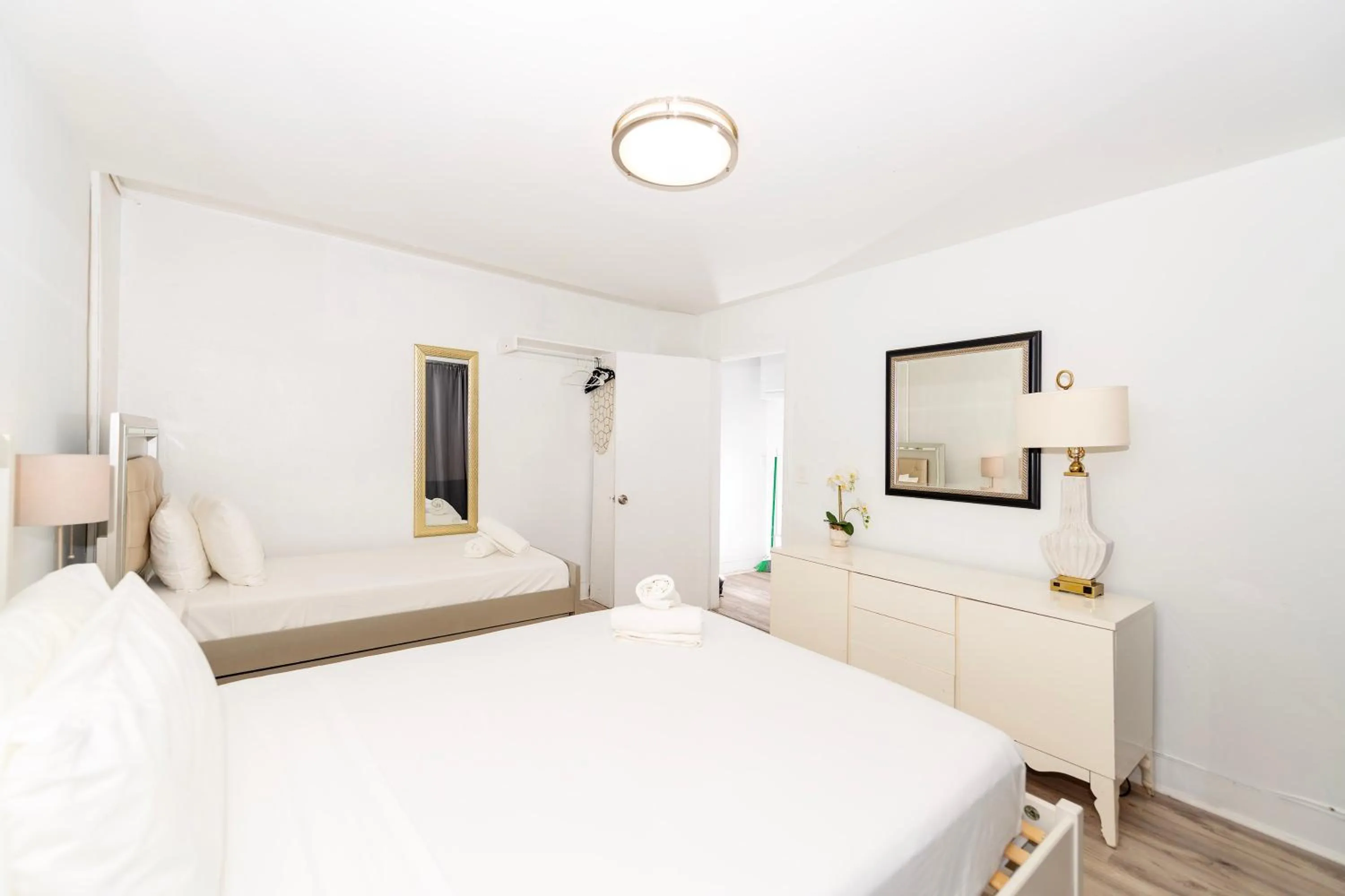 Bedroom, Bed in Sofi Beach Apartments