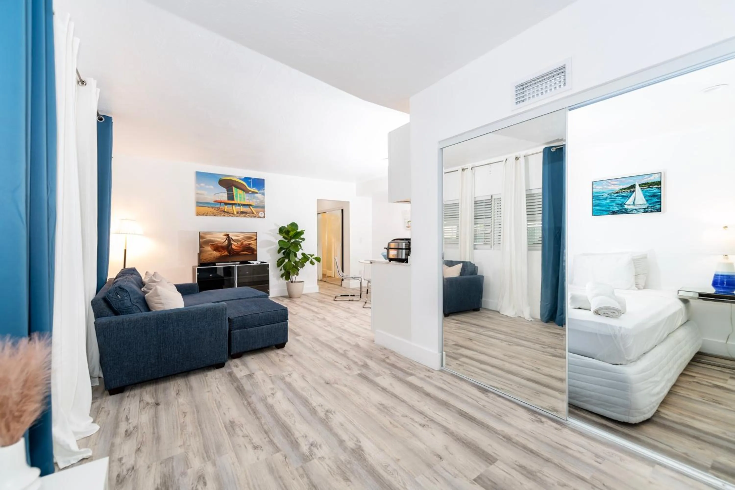 TV and multimedia in Sofi Beach Apartments