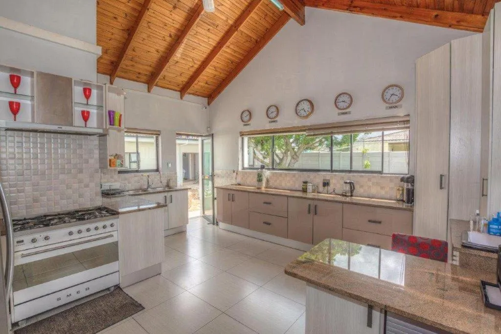 Communal kitchen in Cashmere Suites