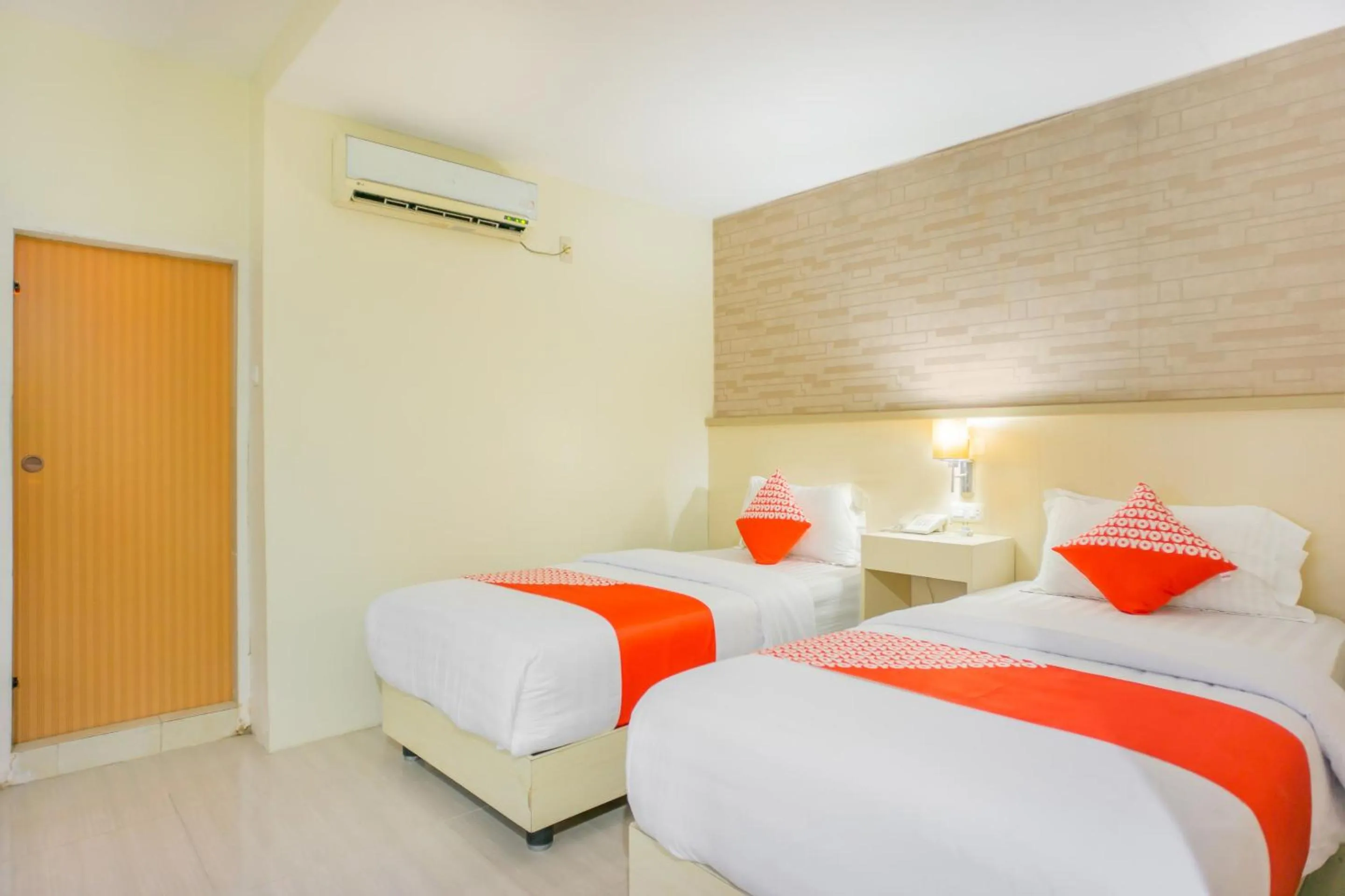 Bedroom, Bed in Hotel O Wisma Kuta Karang