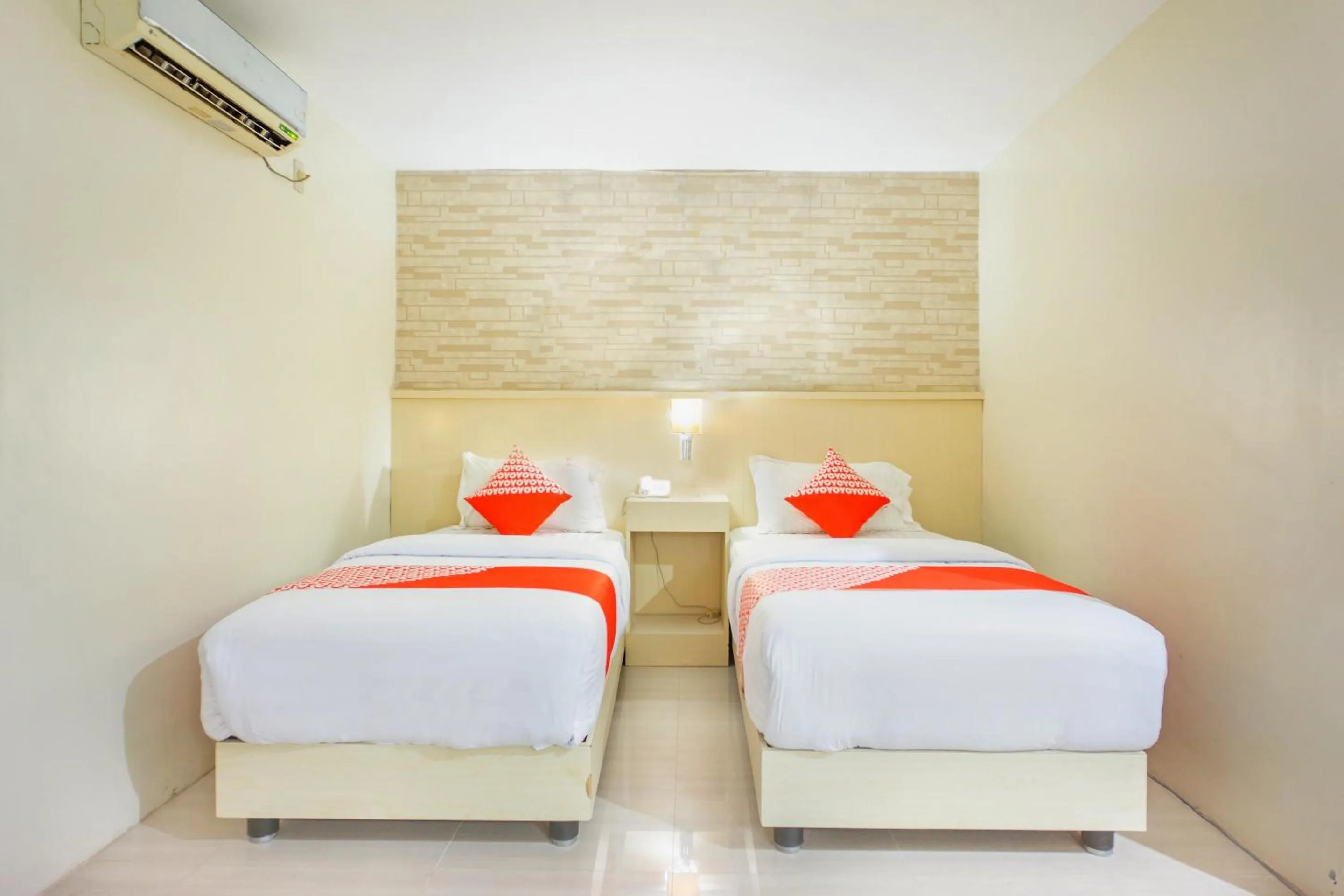 Bedroom, Bed in Hotel O Wisma Kuta Karang
