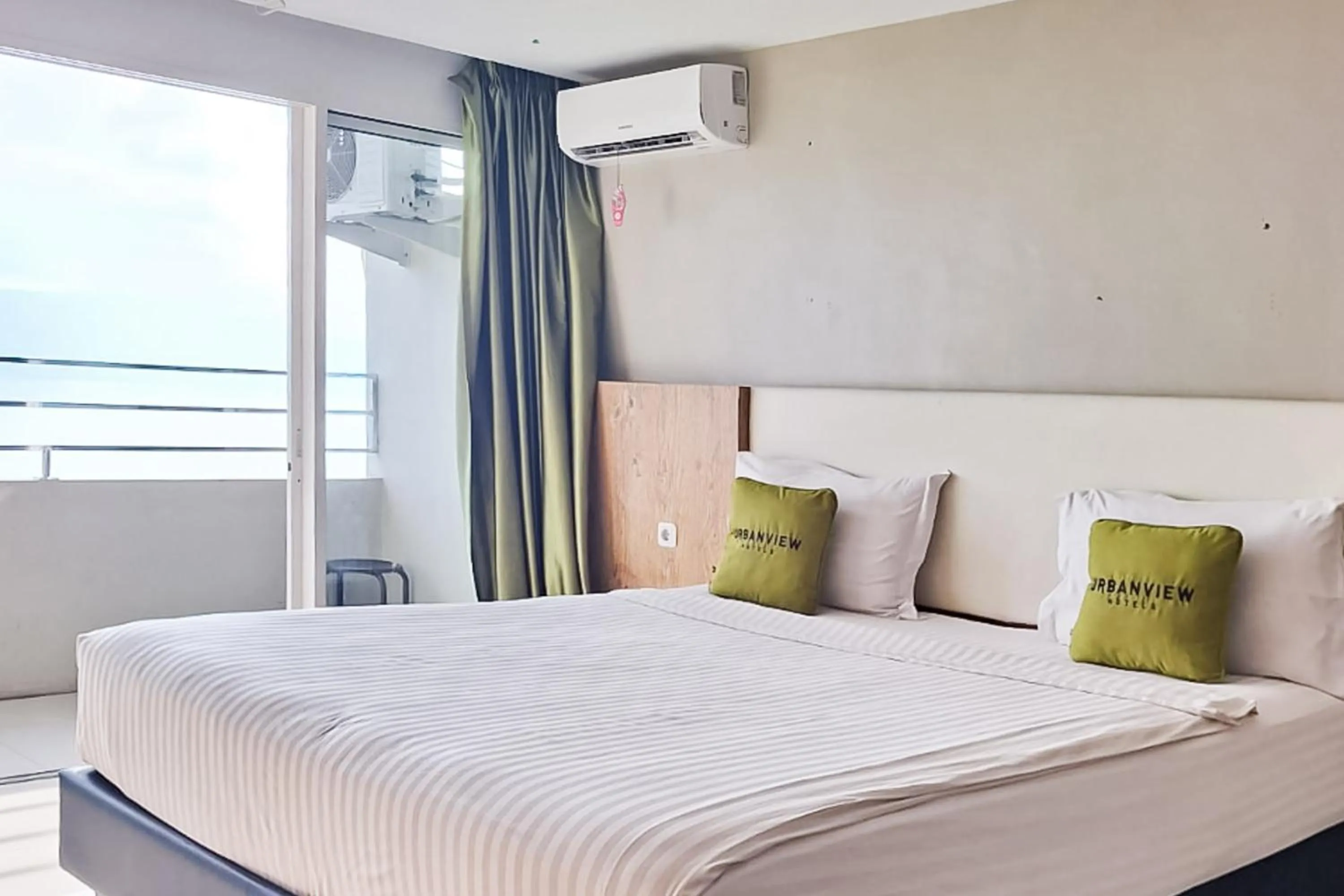 Bedroom, Bed in Urbanview Hotel Gapura Parapat by RedDoorz