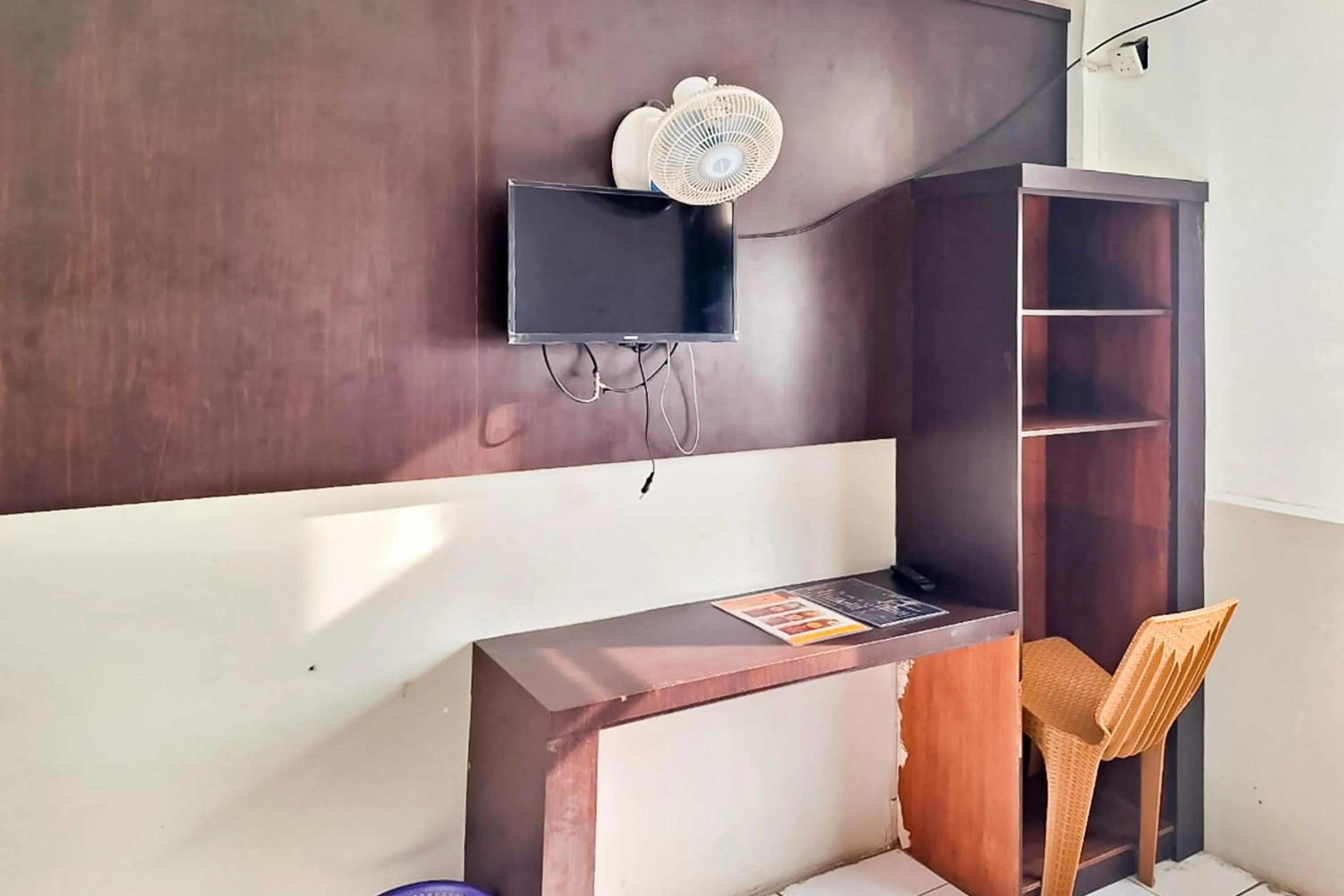 TV and multimedia in Urbanview Hotel Gapura Parapat by RedDoorz