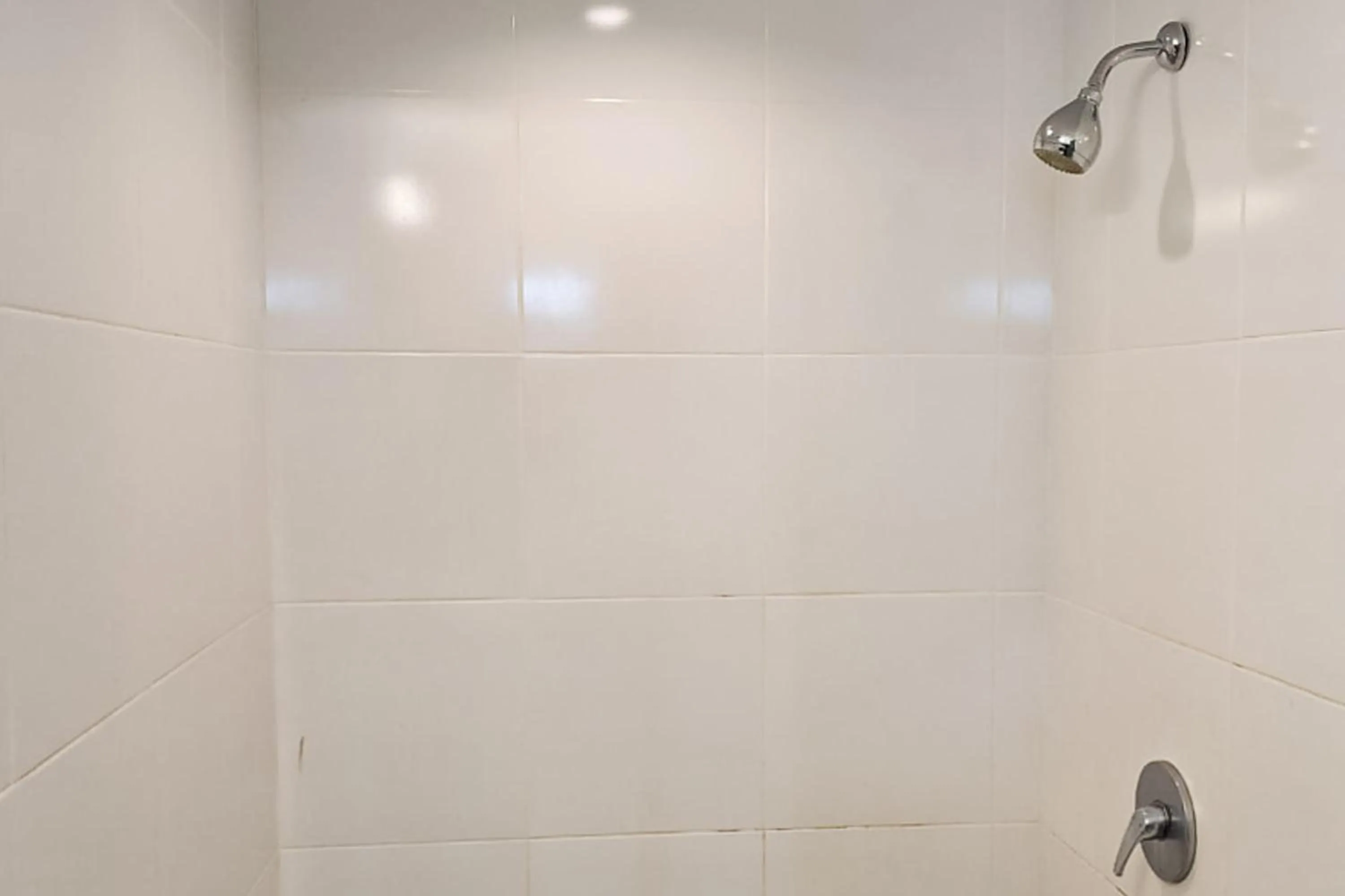 Bathroom in Urbanview Hotel Gapura Parapat by RedDoorz