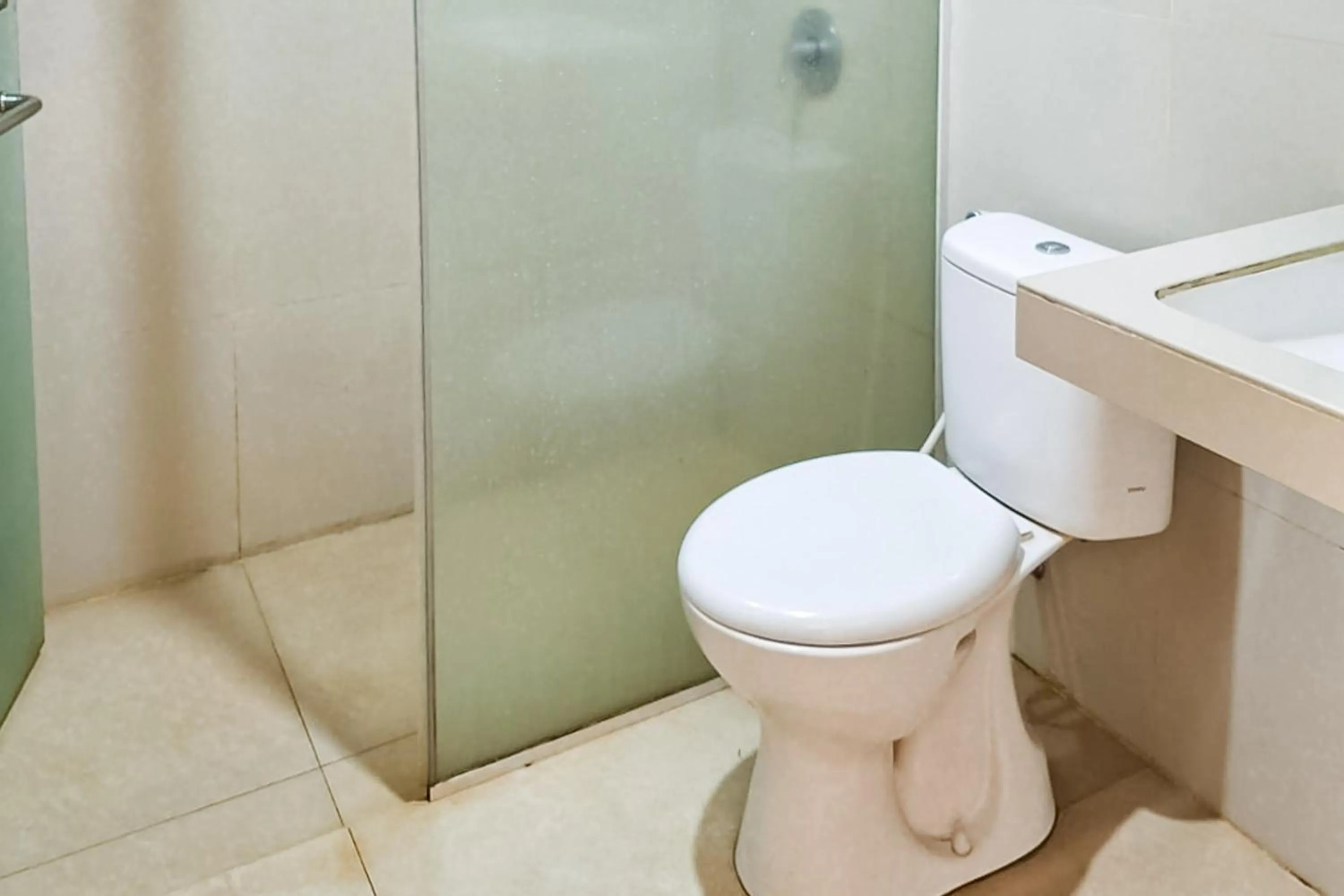 Bathroom in Urbanview Hotel Gapura Parapat by RedDoorz