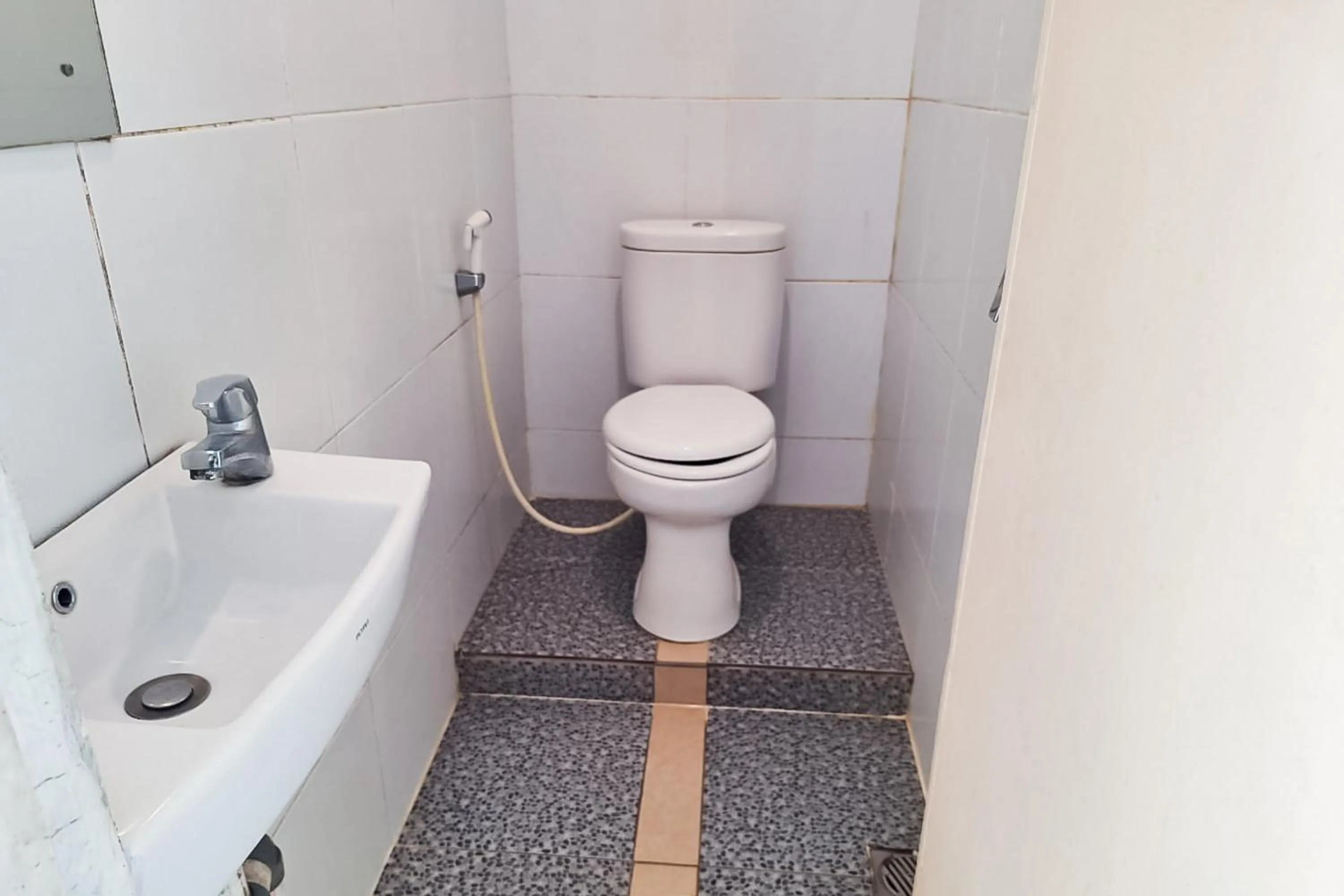 Bathroom in Urbanview Hotel Gapura Parapat by RedDoorz