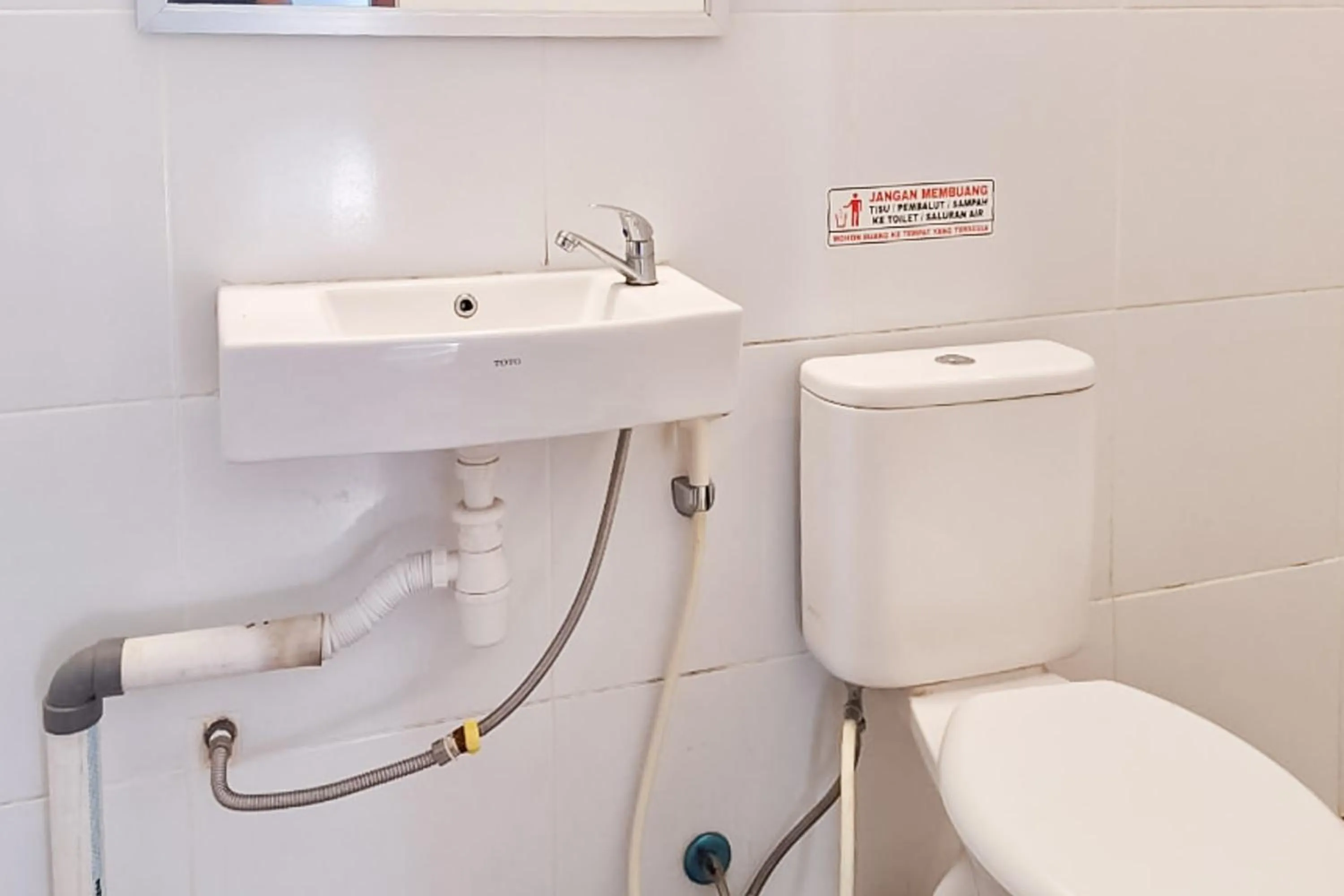 Bathroom in Urbanview Hotel Gapura Parapat by RedDoorz