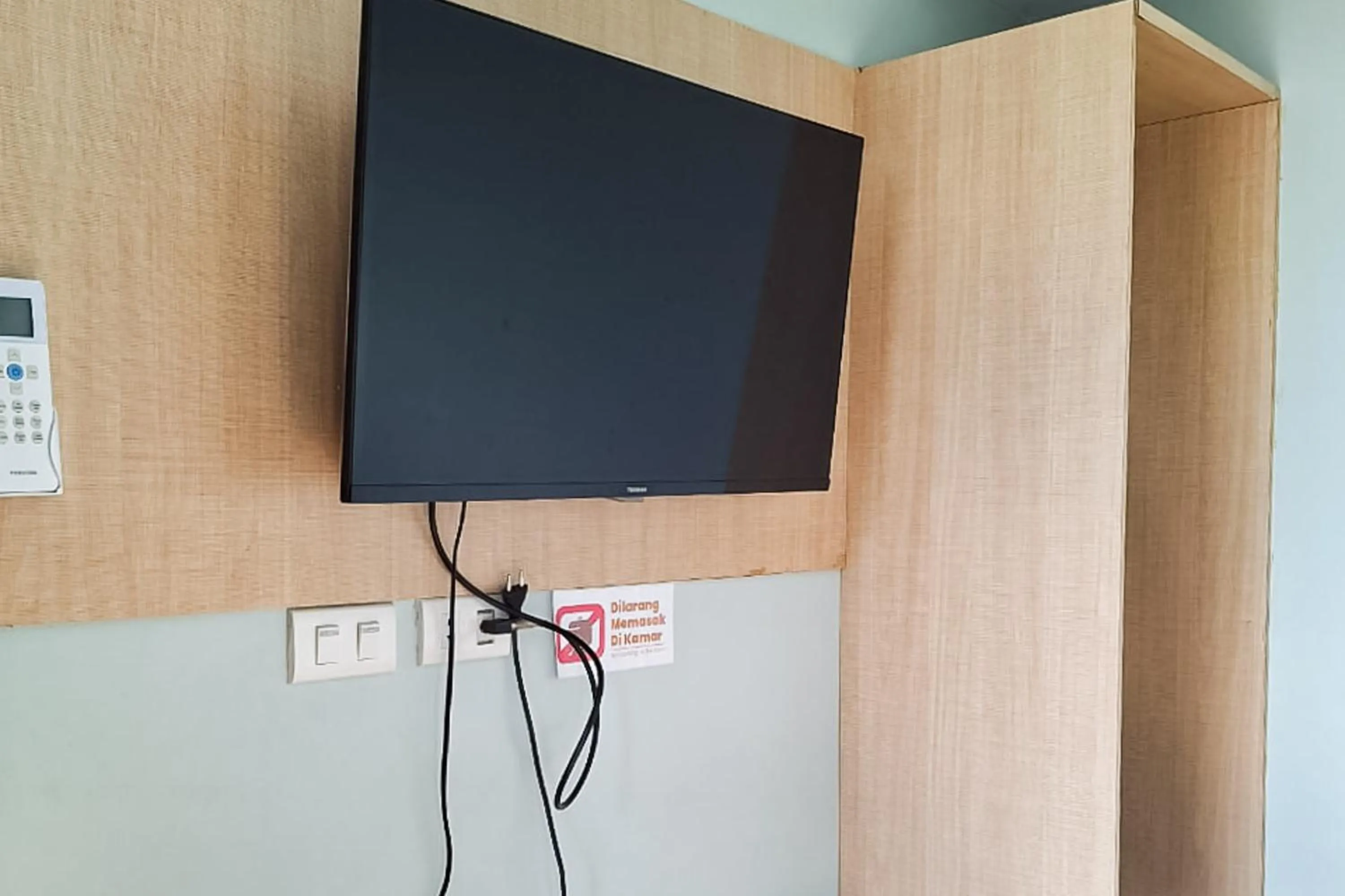 TV and multimedia in Urbanview Hotel Gapura Parapat by RedDoorz