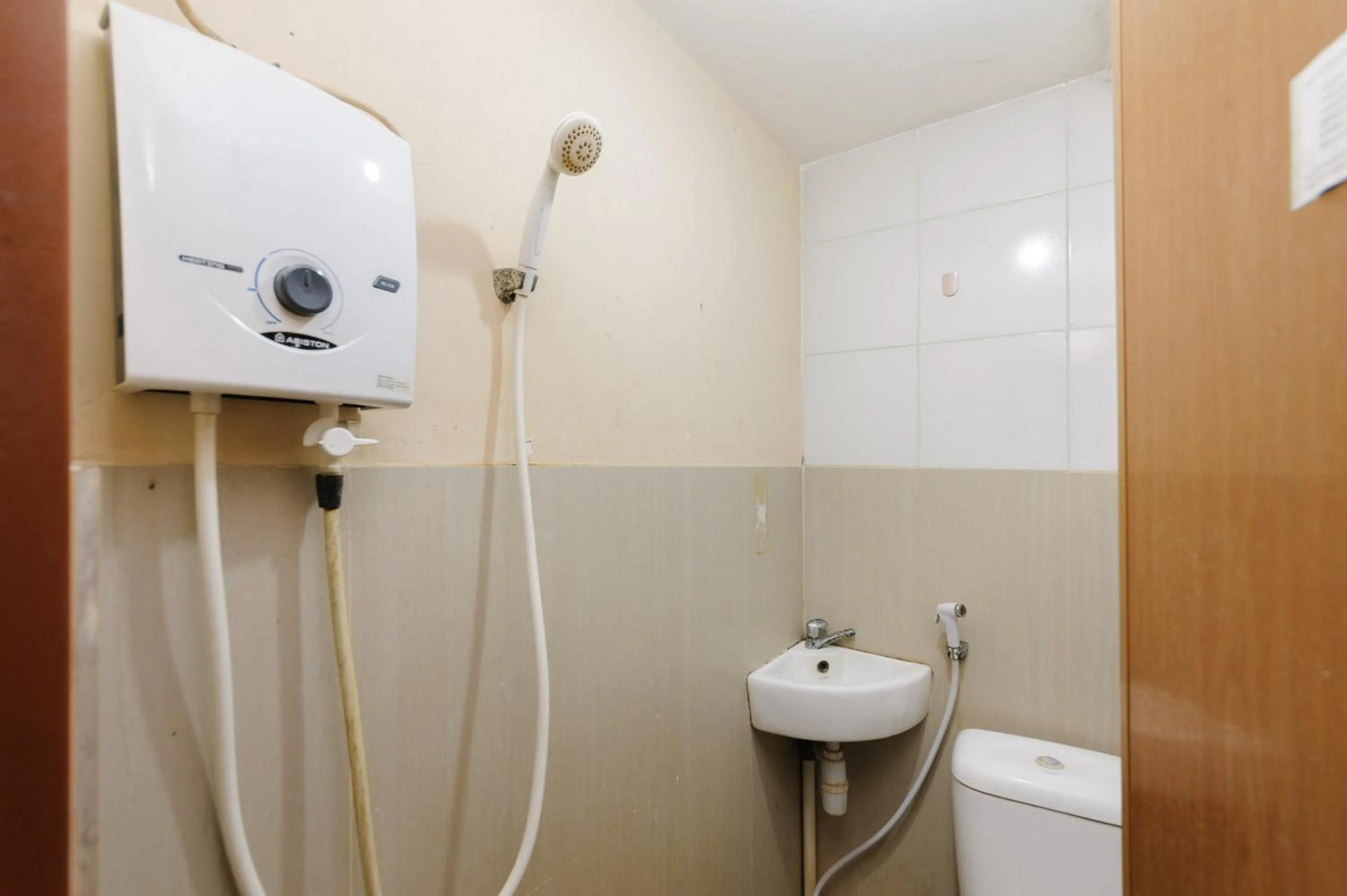 Bathroom in Urbanview Hotel Residence 446 Tanjung Duren