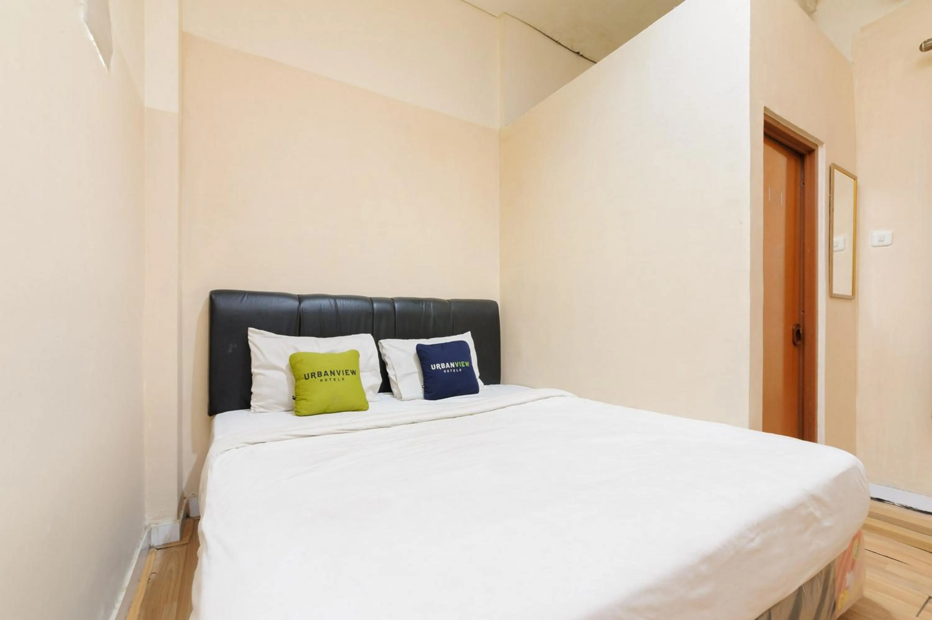 Bedroom, Bed in Urbanview Hotel Residence 446 Tanjung Duren