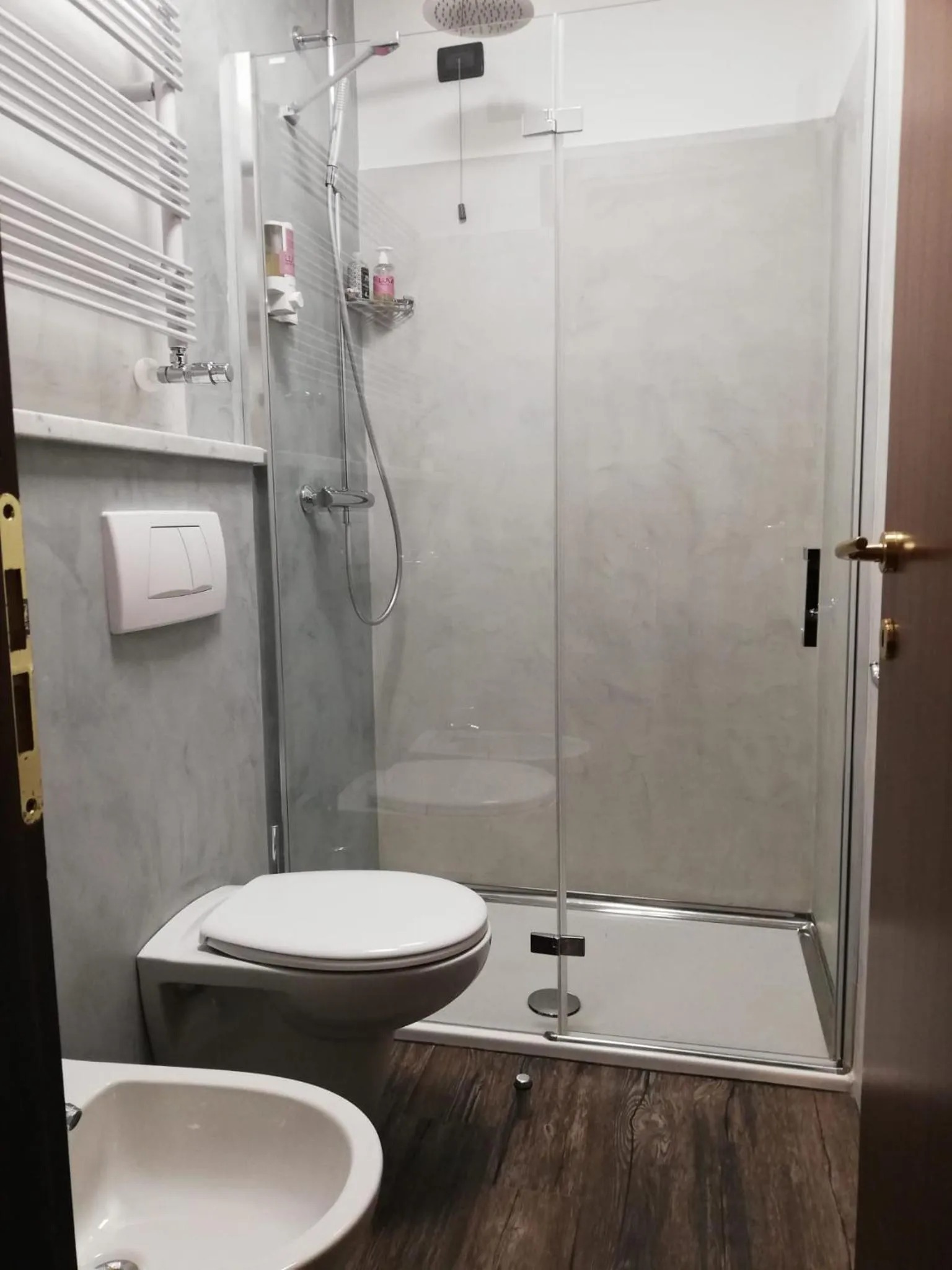 Shower in La Giolitta Accomodations