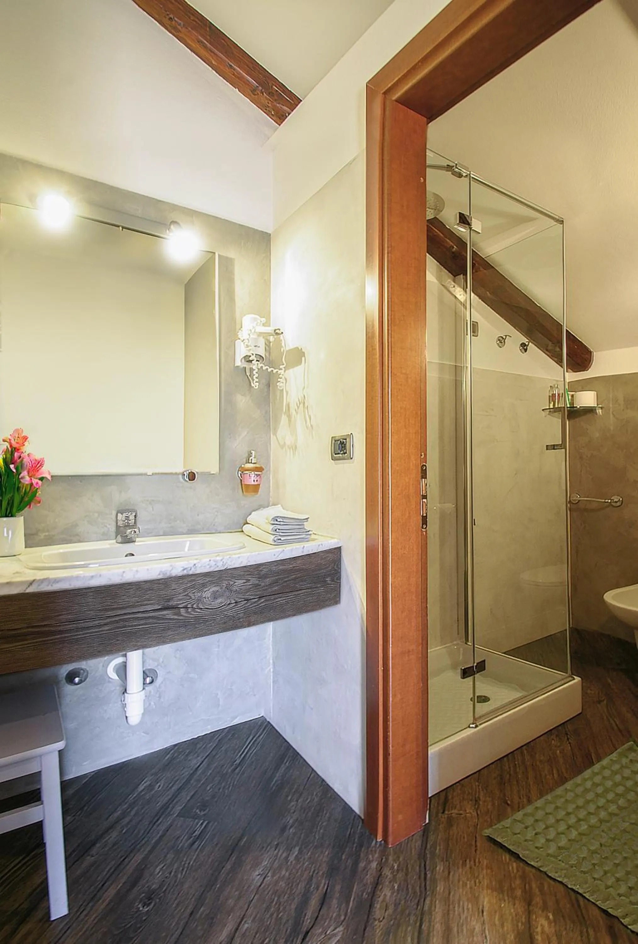 Shower in La Giolitta Accomodations