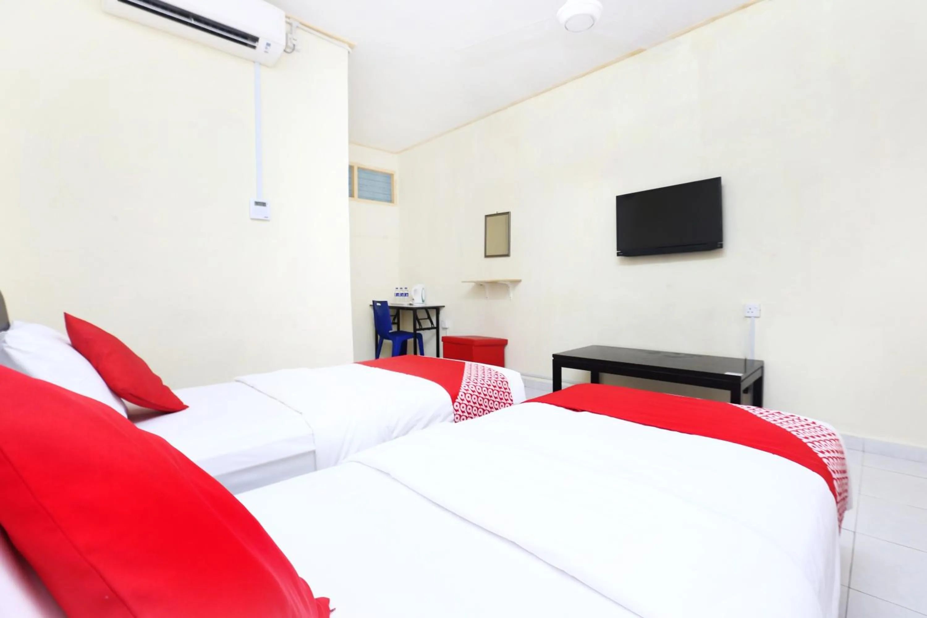 Bedroom, Bed in Hotel O Pelangi Marang