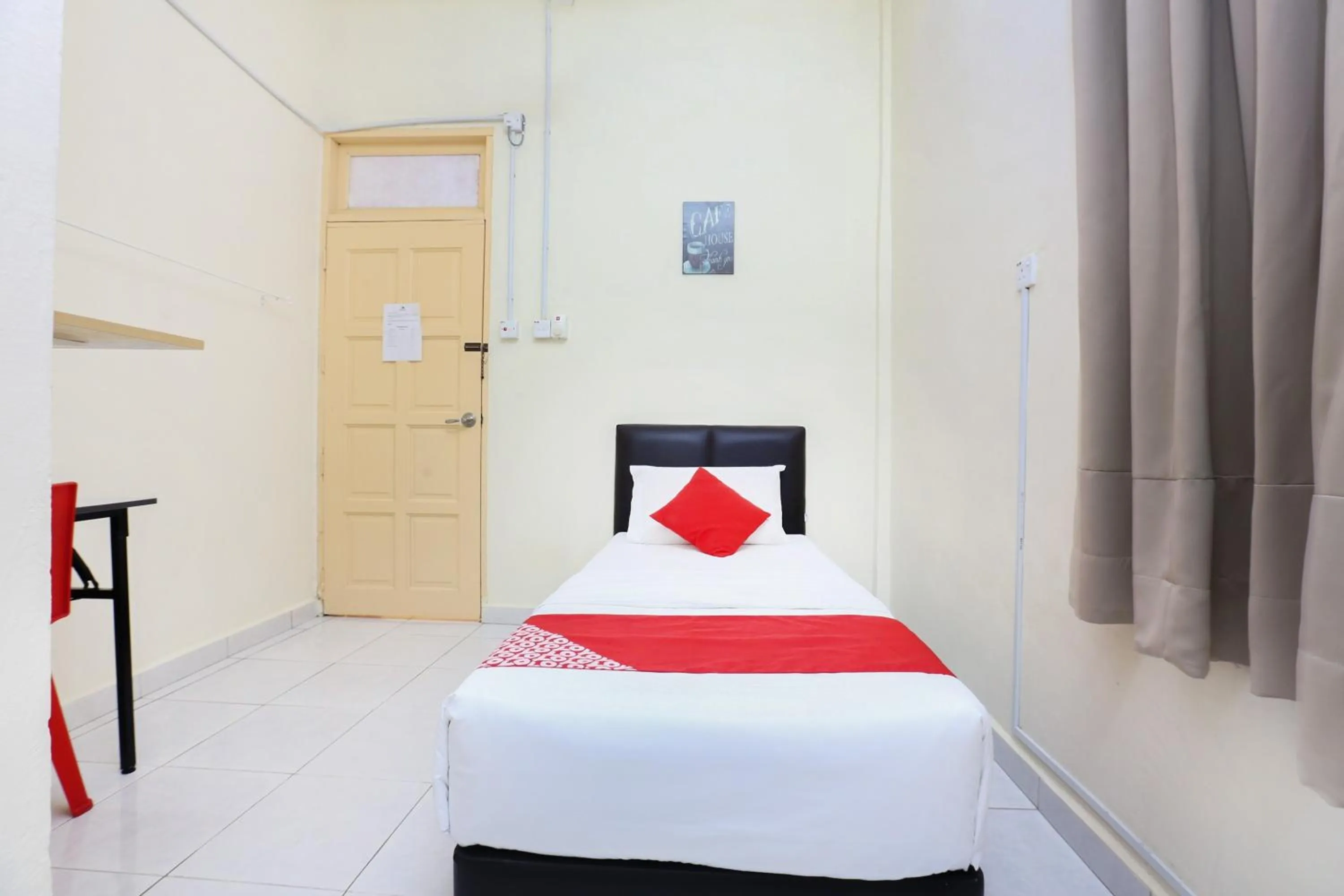 Bedroom, Bed in Hotel O Pelangi Marang