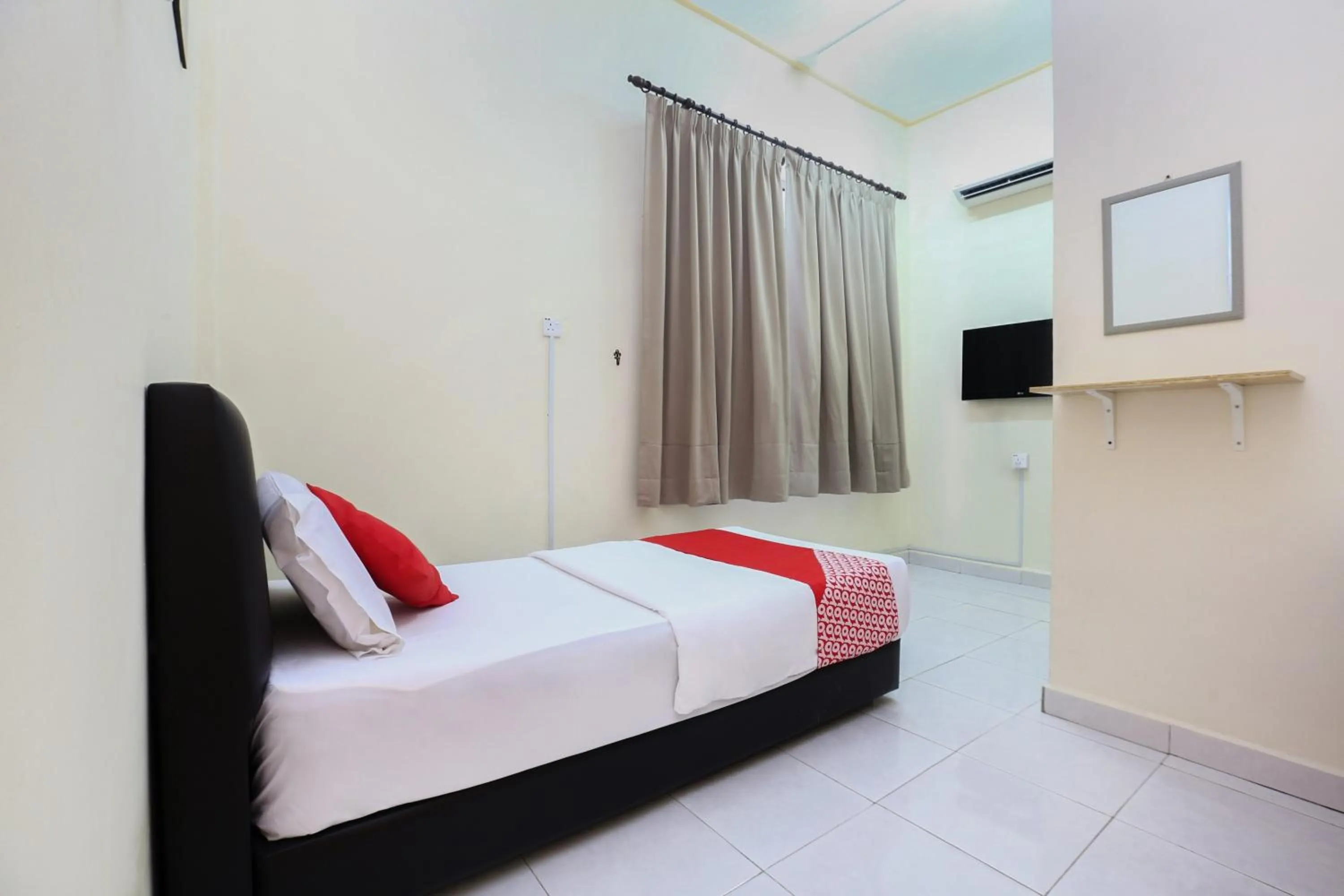 Bedroom, Bed in Hotel O Pelangi Marang