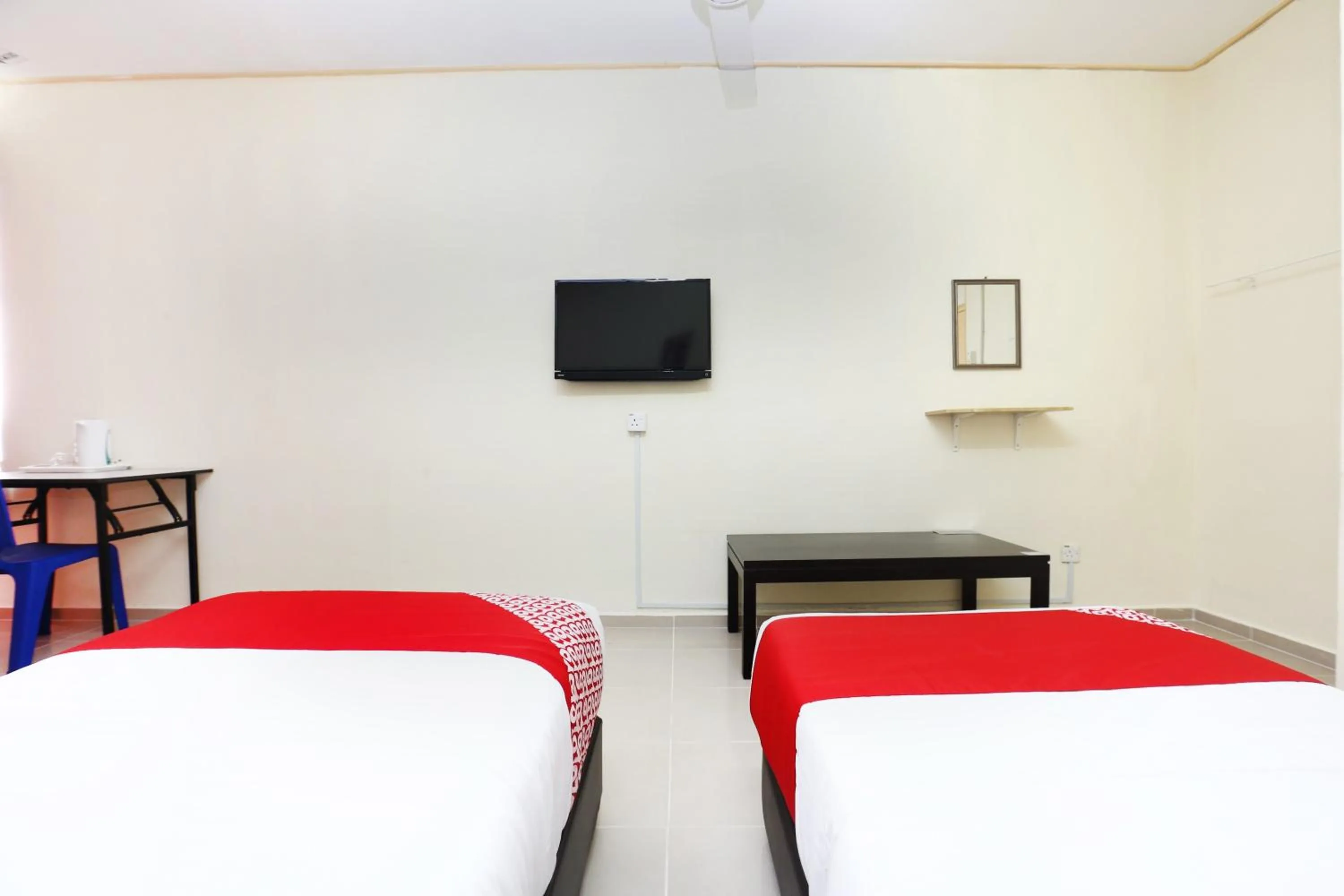 Bedroom, Bed in Hotel O Pelangi Marang