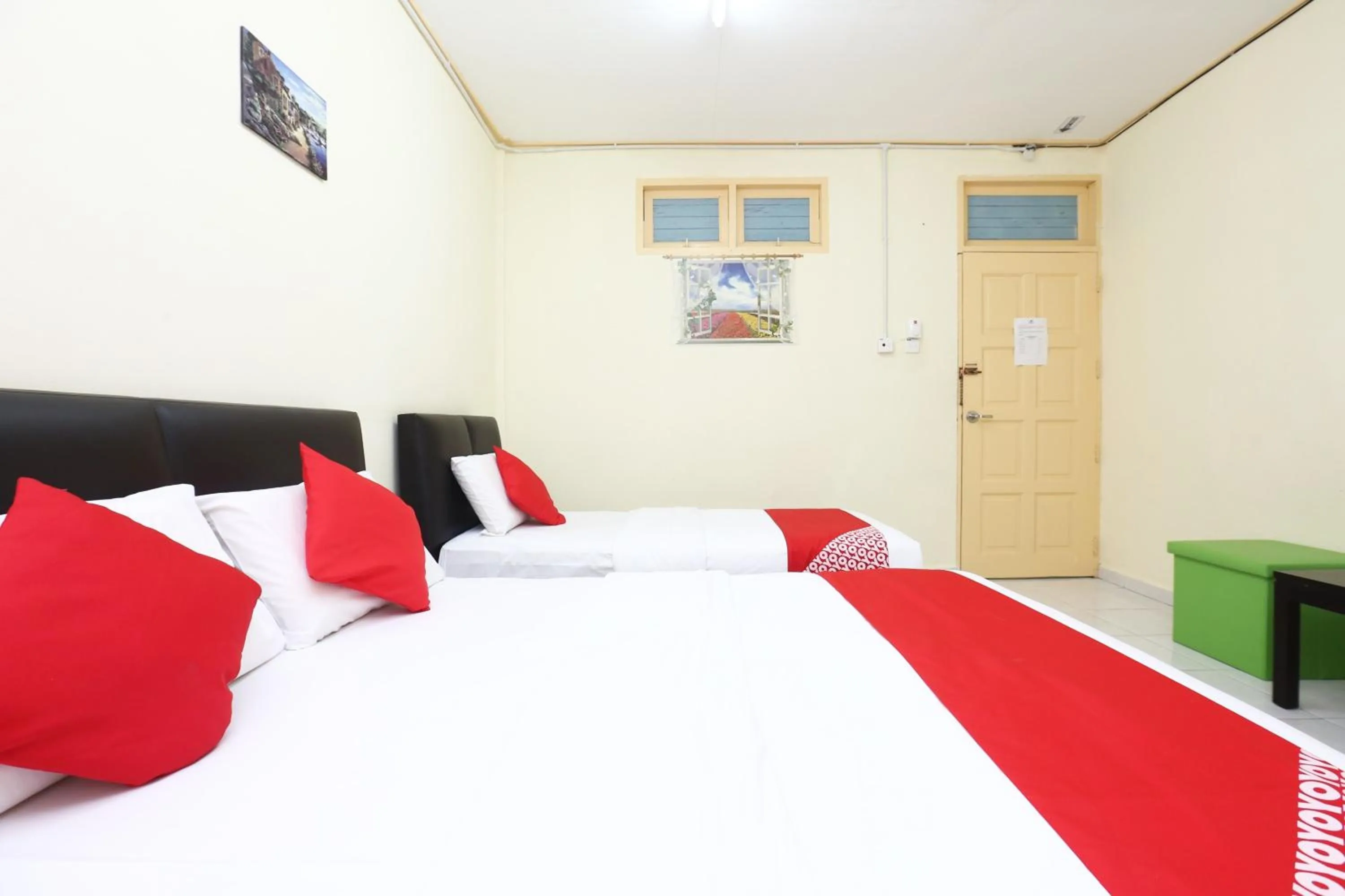 Bedroom, Bed in Hotel O Pelangi Marang