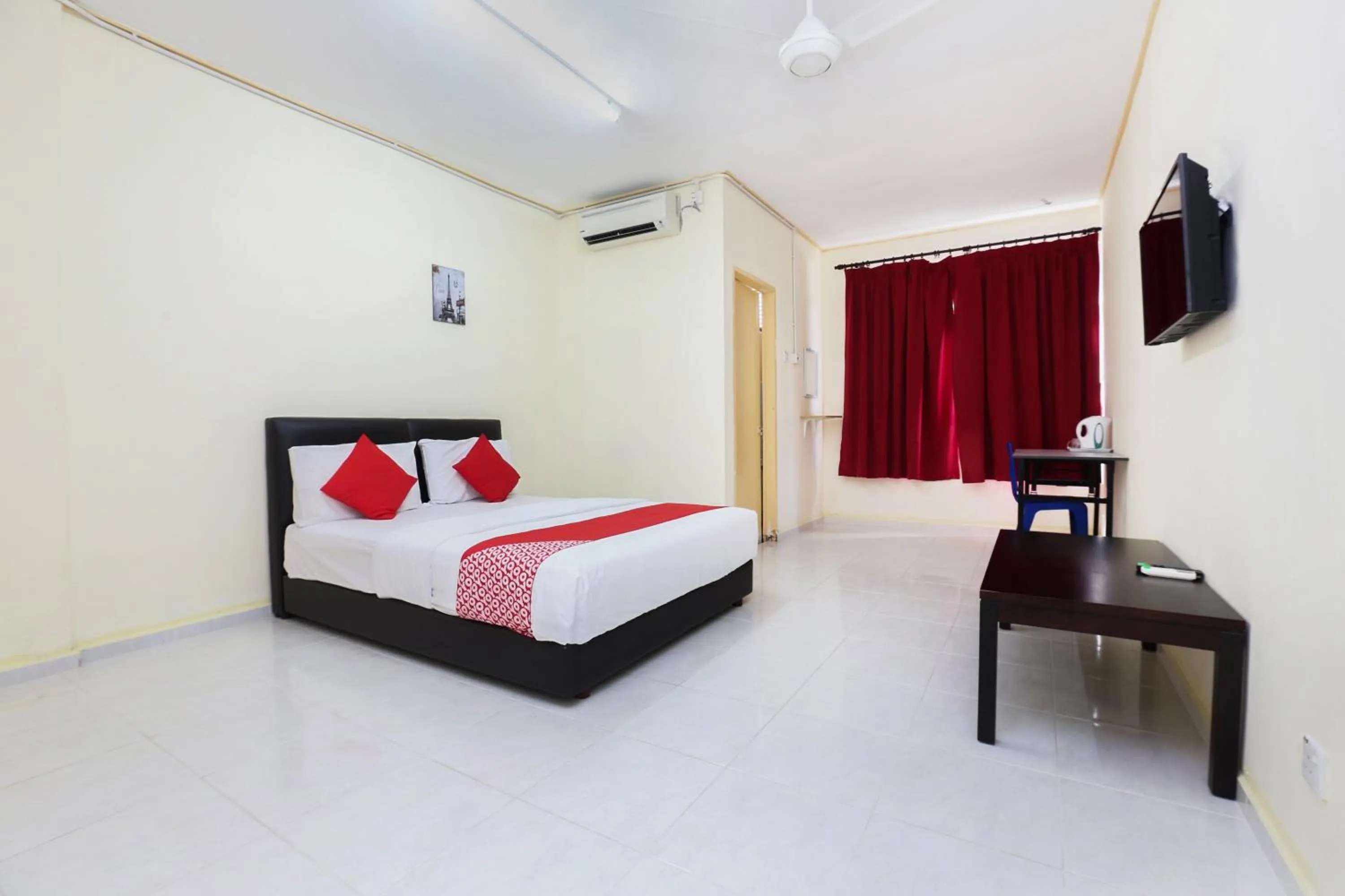 Bedroom, Bed in Hotel O Pelangi Marang