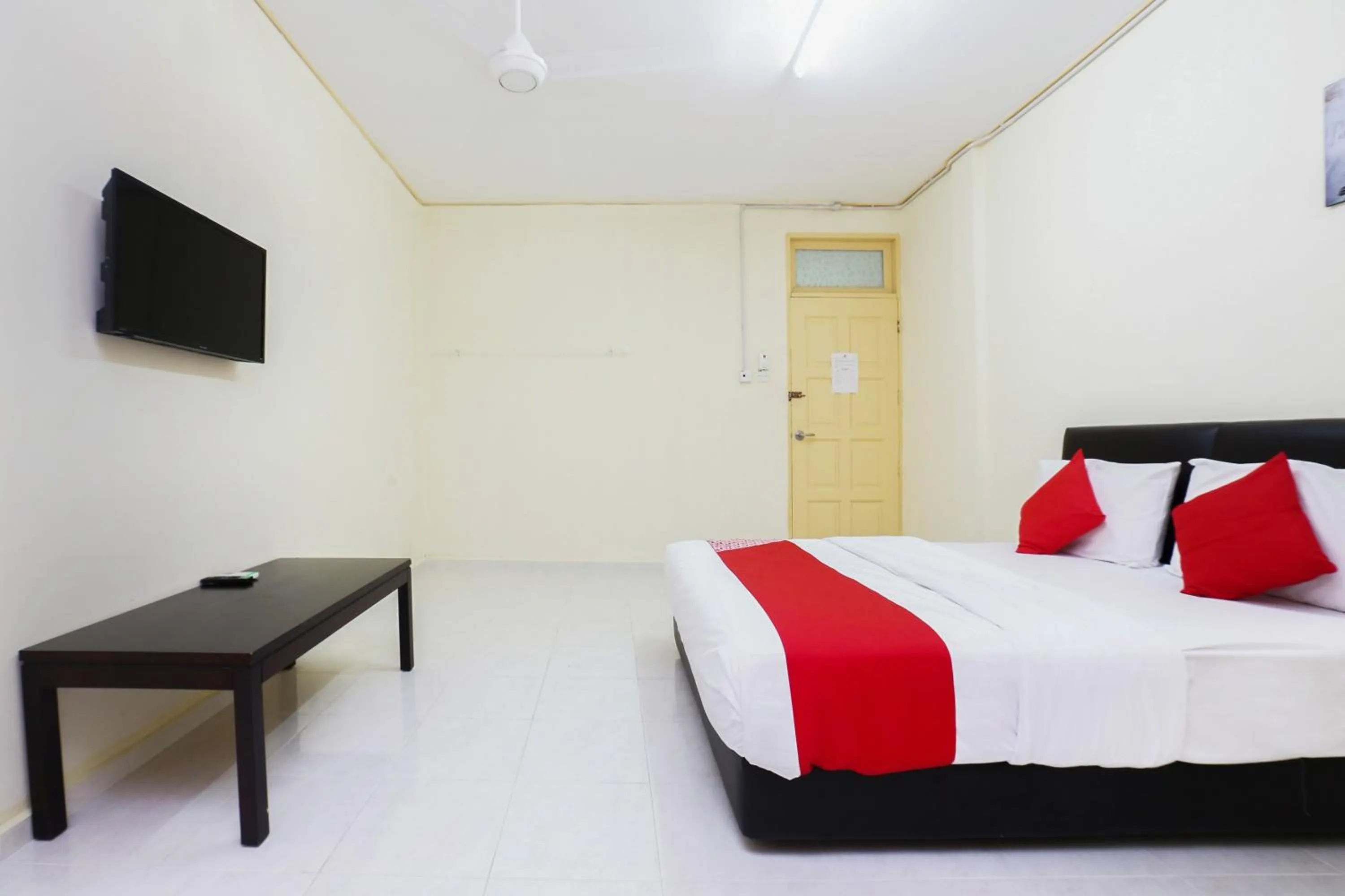 Bedroom, Bed in Hotel O Pelangi Marang