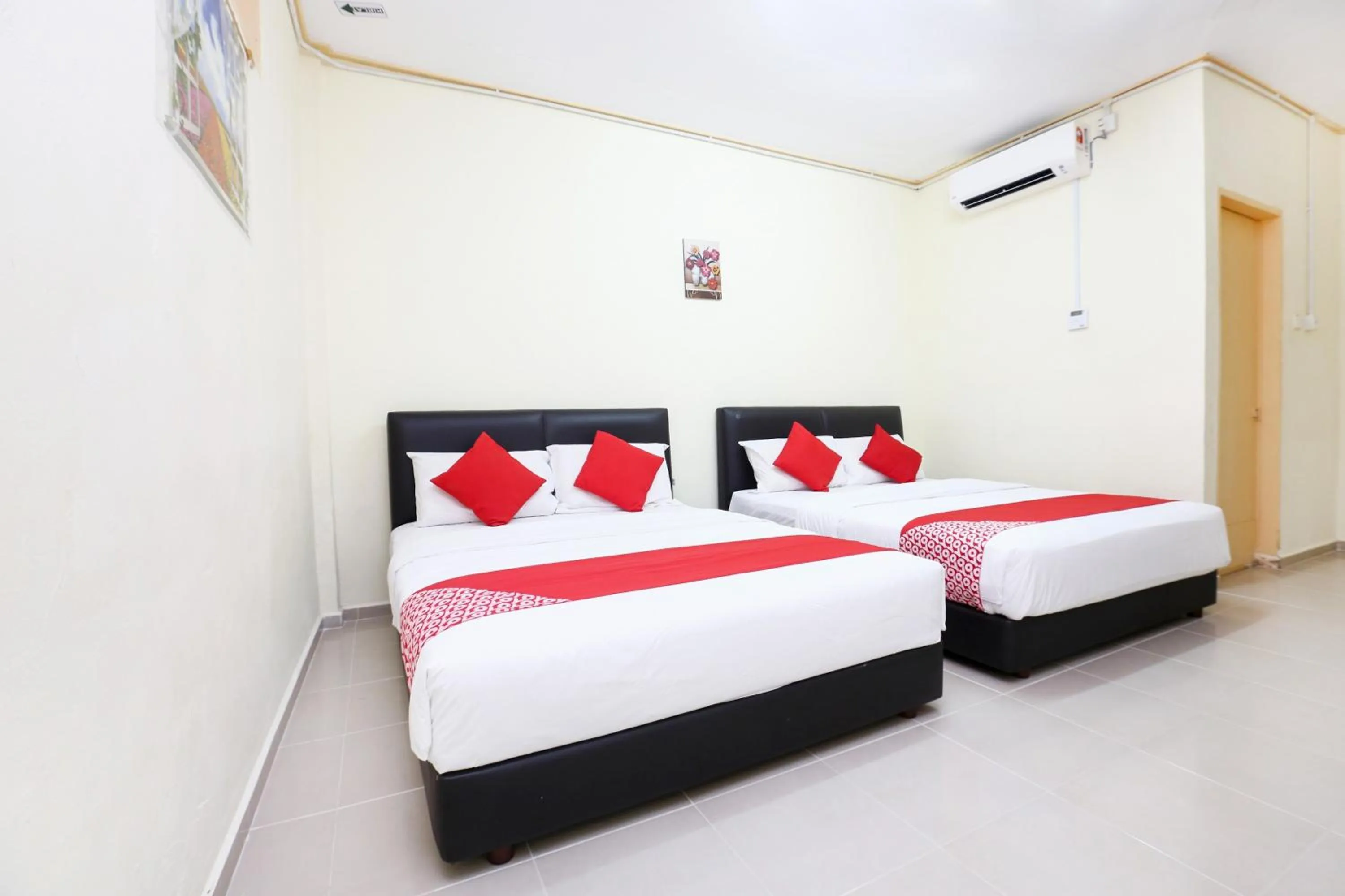 Bedroom, Bed in Hotel O Pelangi Marang