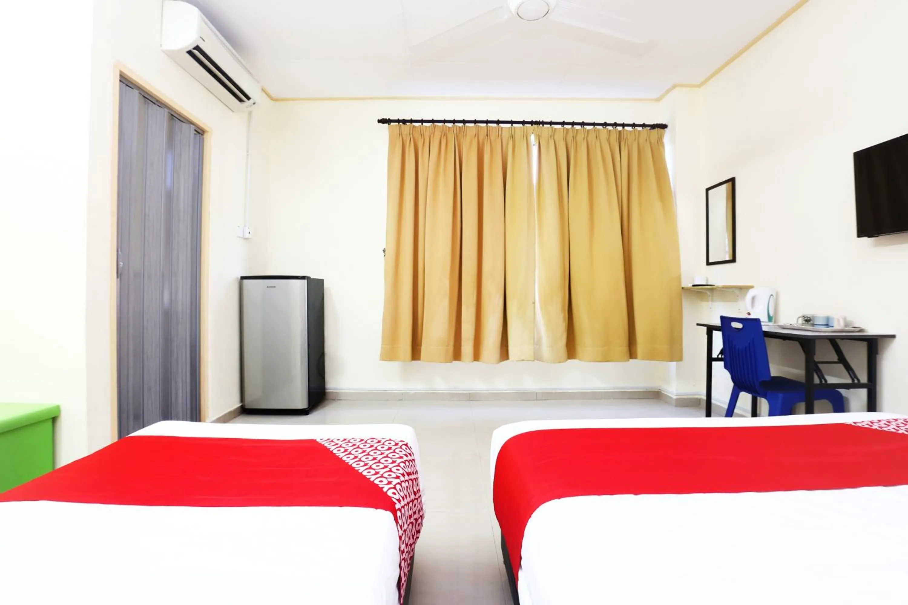 Bedroom, Bed in Hotel O Pelangi Marang