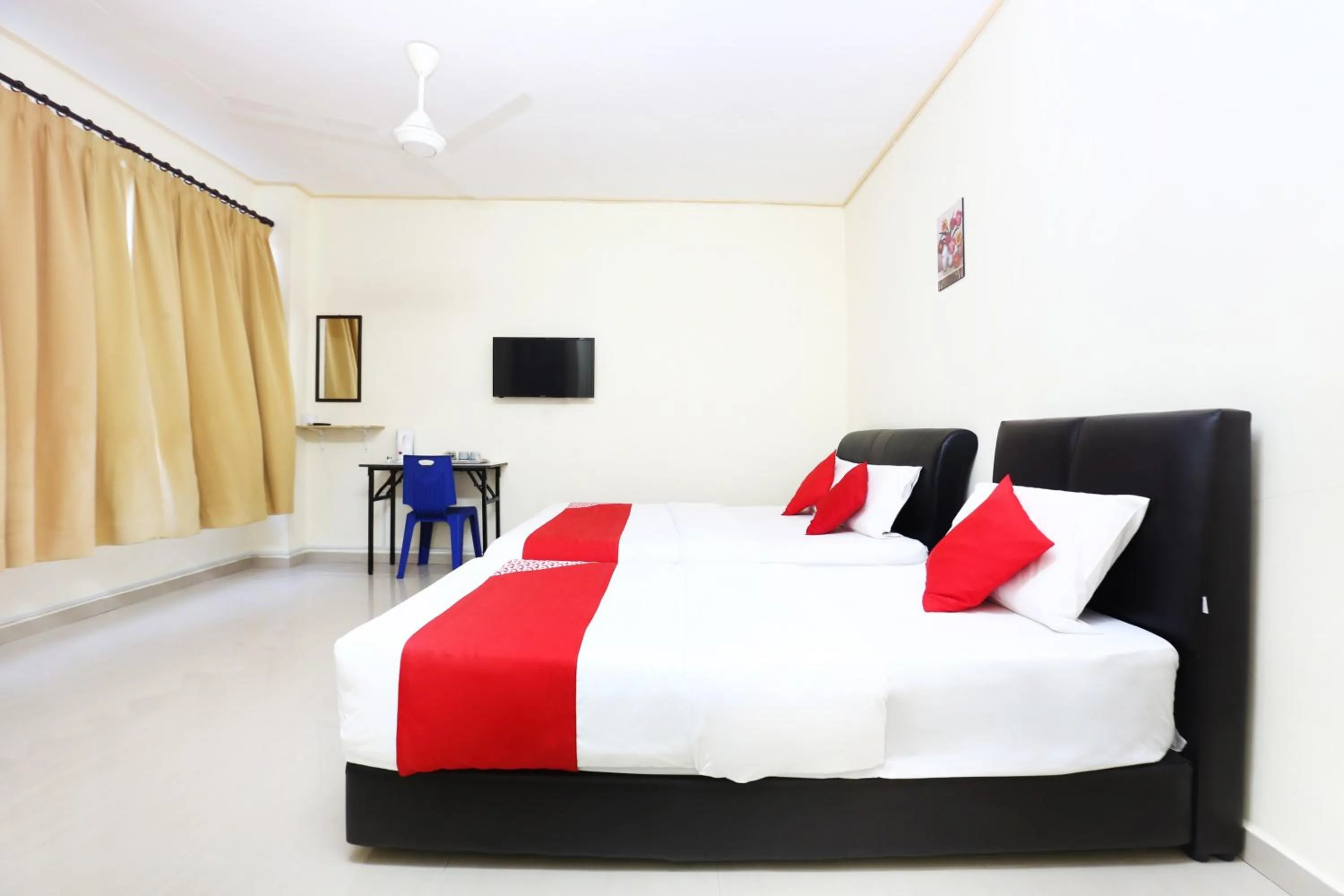 Bedroom, Bed in Hotel O Pelangi Marang