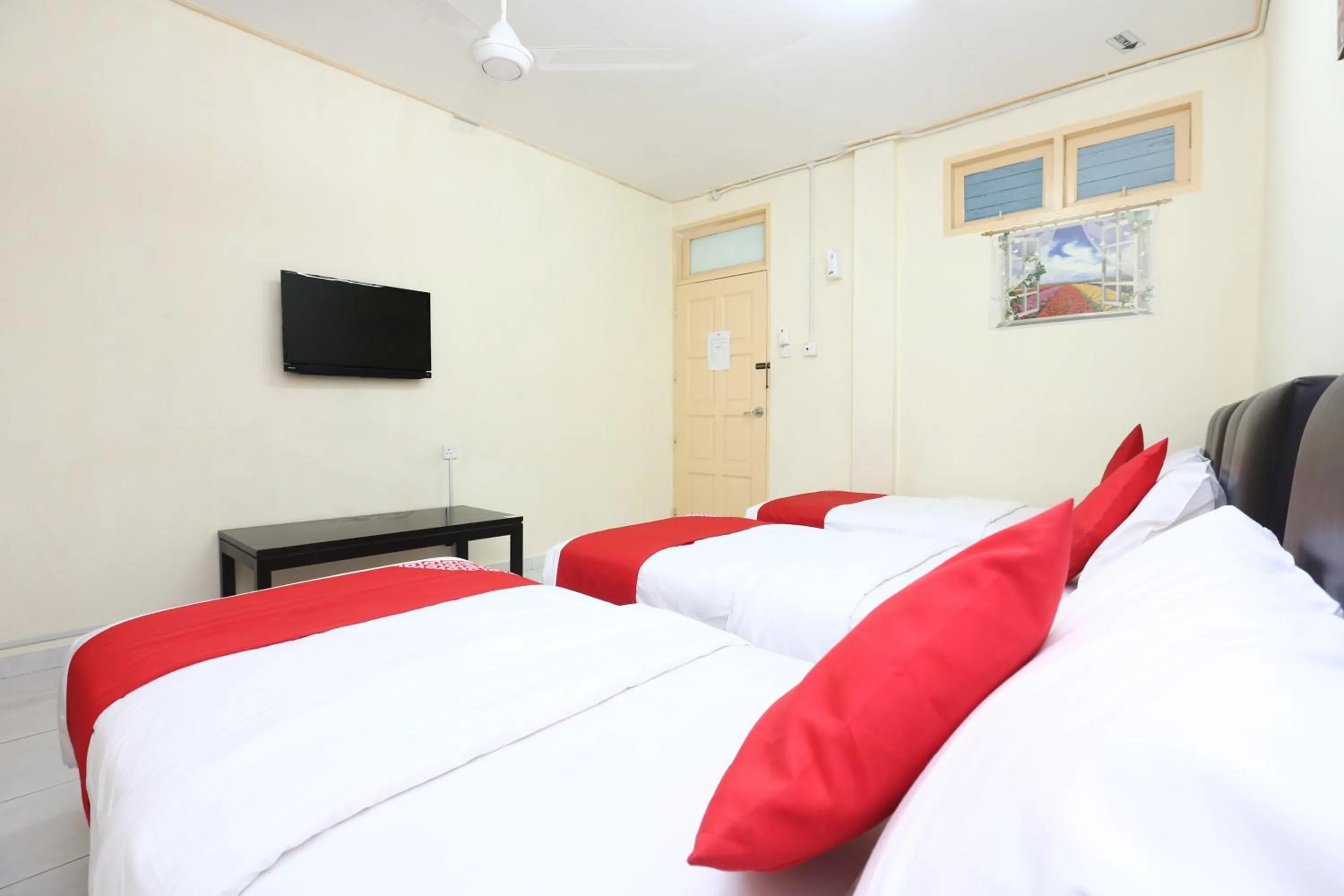 Bedroom, Bed in Hotel O Pelangi Marang