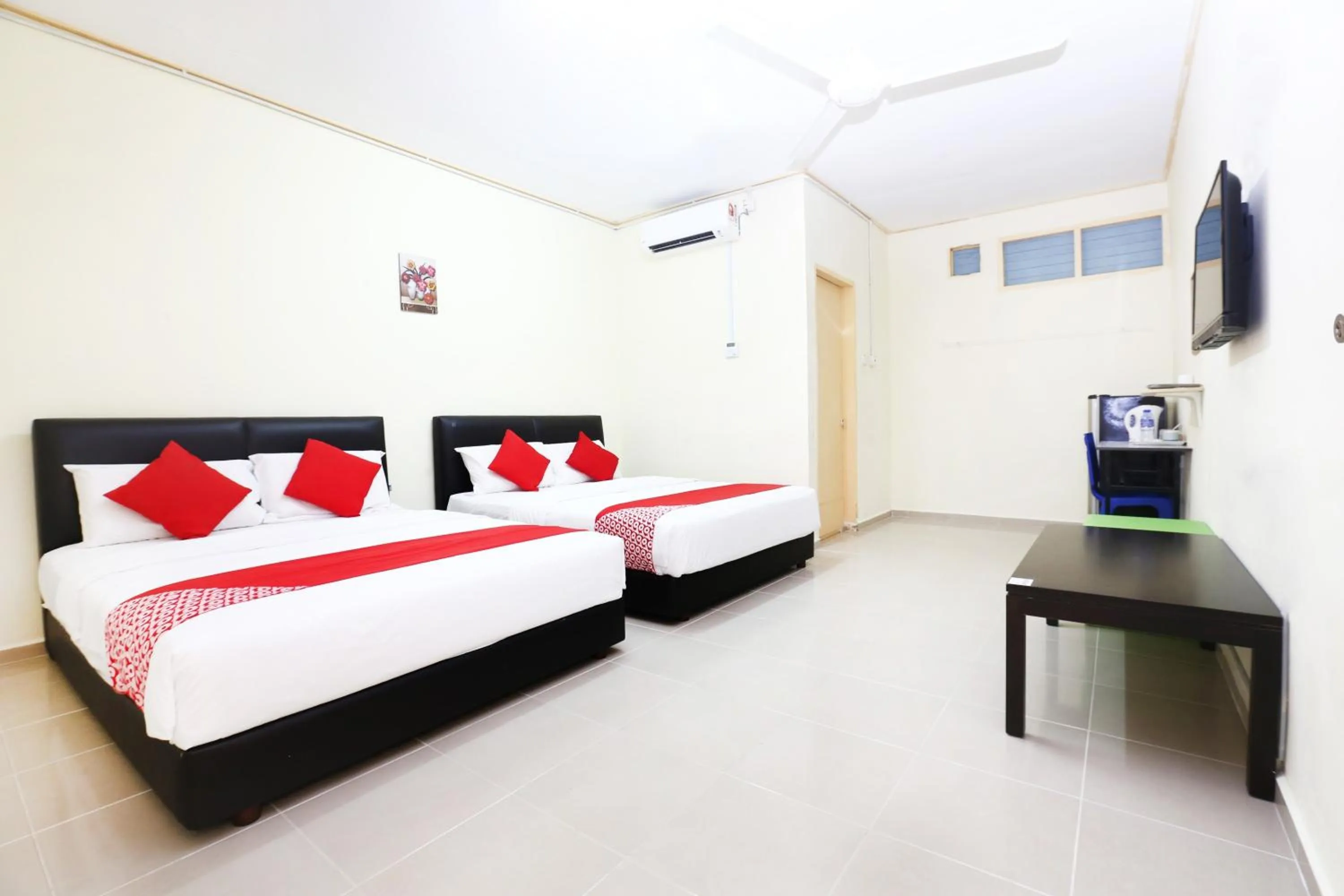 Bedroom, Bed in Hotel O Pelangi Marang