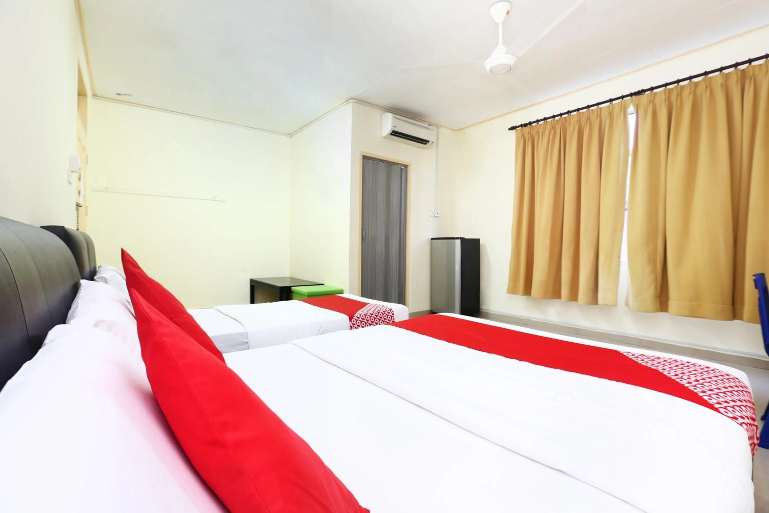 Bedroom, Bed in Hotel O Pelangi Marang