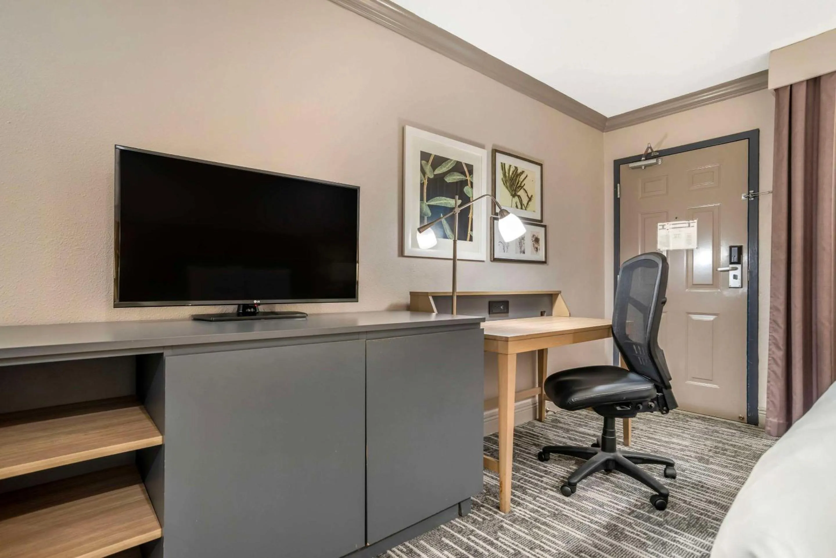 Bedroom in Country Inn & Suites by Radisson, Metairie New Orleans , LA