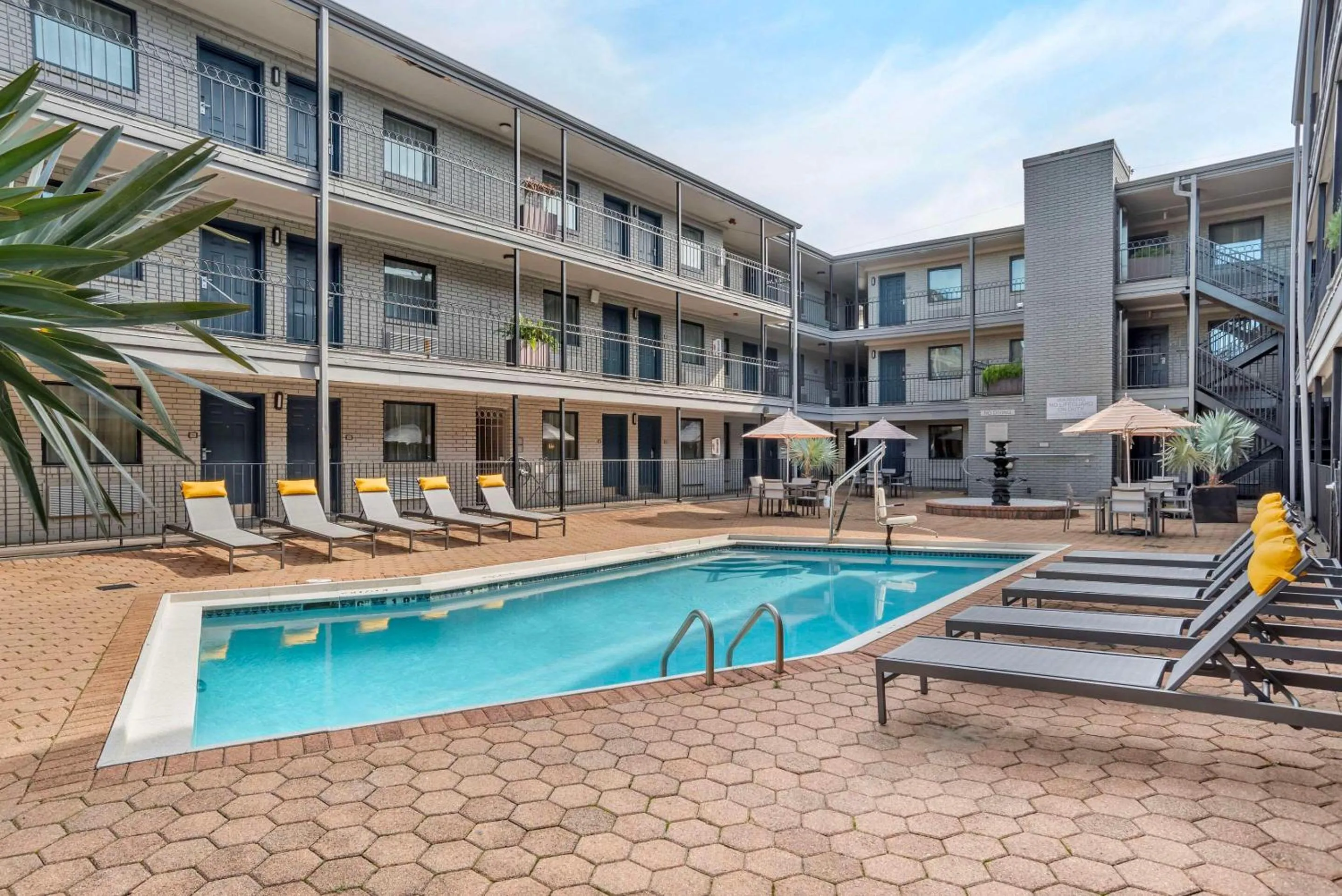 Swimming pool in Country Inn & Suites by Radisson, Metairie New Orleans , LA